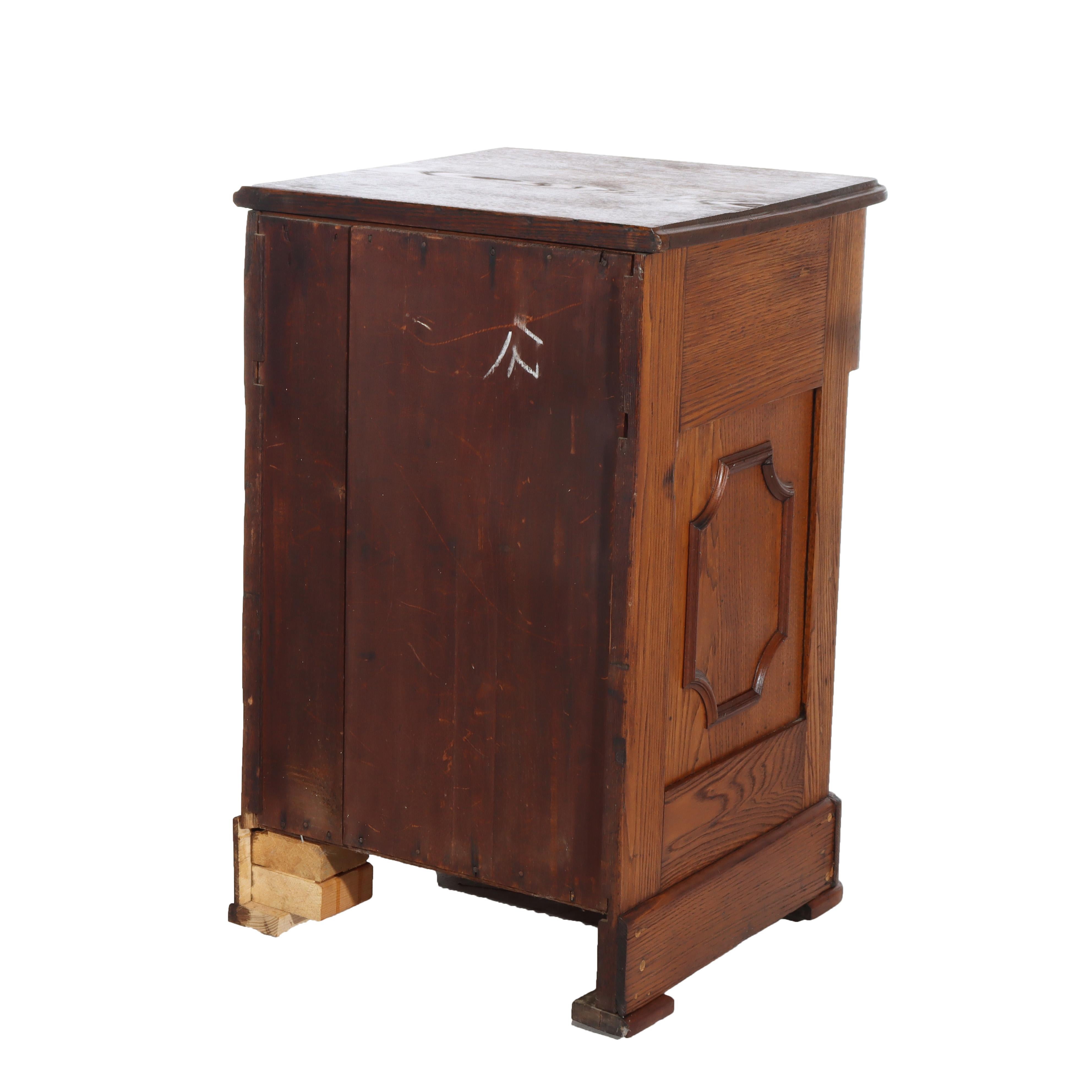 Table de nuit ancienne en châtaignier à 1 tiroir et 1 porte à panneaux avec tirette sculptée c1890 en vente 2