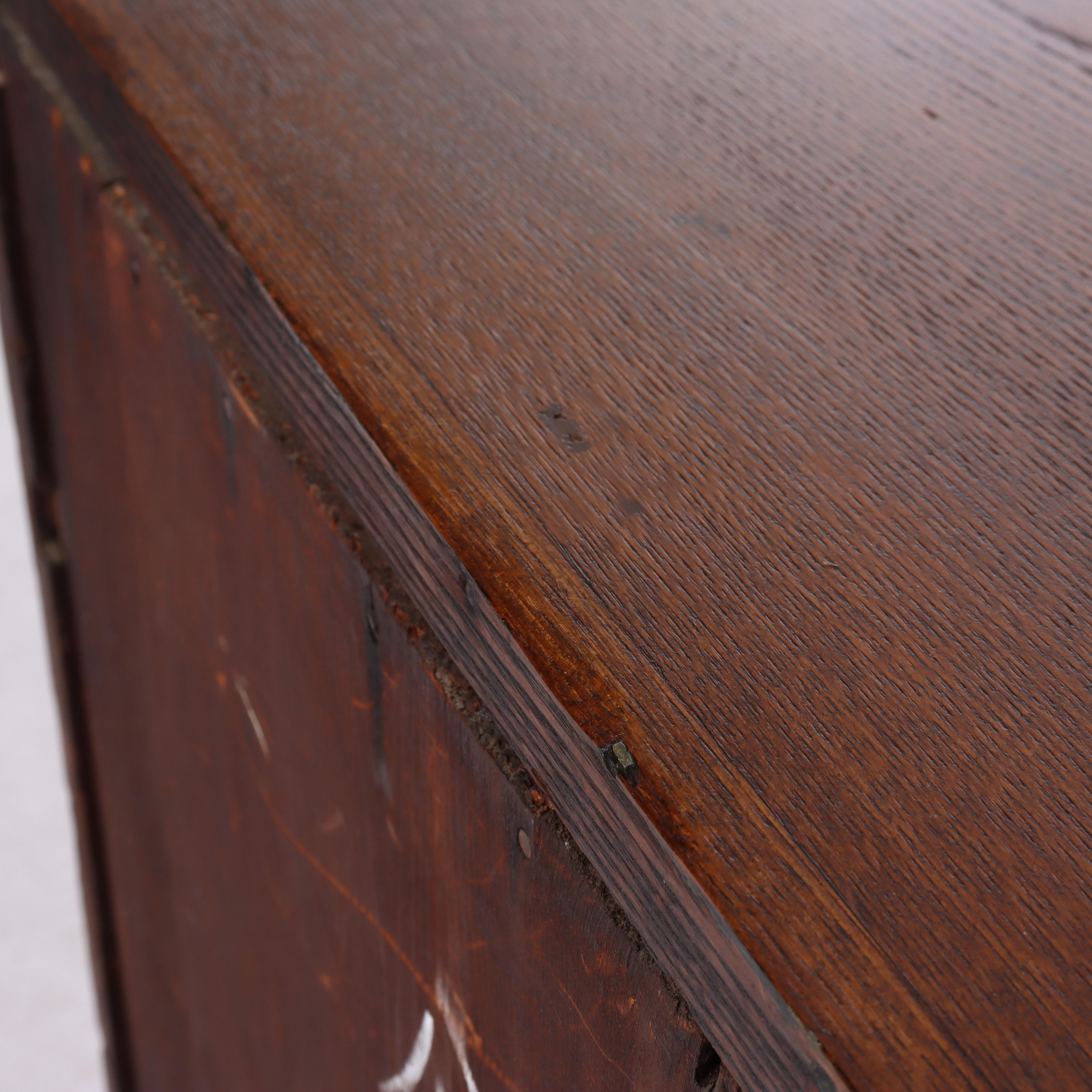 Table de nuit ancienne en châtaignier à 1 tiroir et 1 porte à panneaux avec tirette sculptée c1890 en vente 3