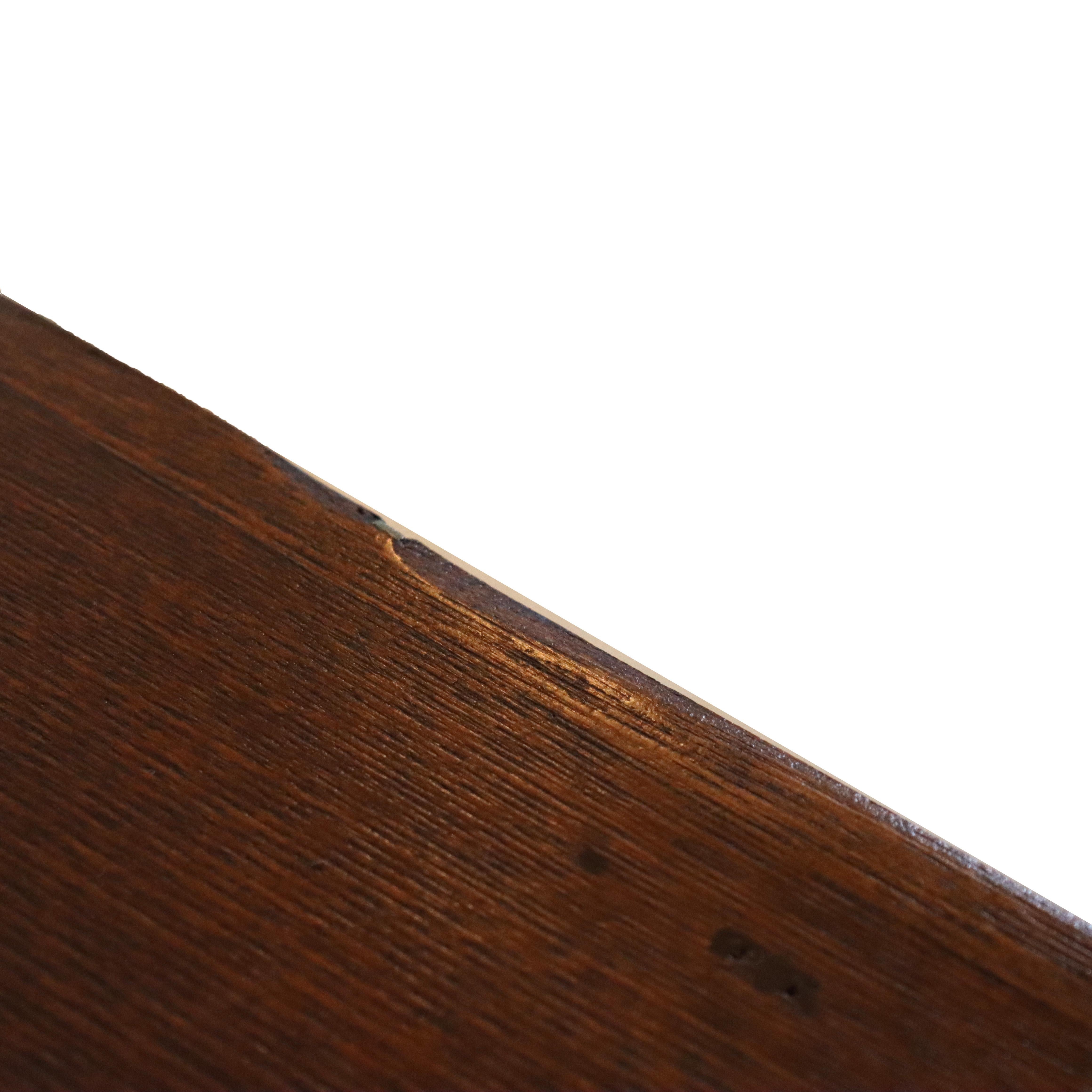 Table de nuit ancienne en châtaignier à 1 tiroir et 1 porte à panneaux avec tirette sculptée c1890 en vente 4