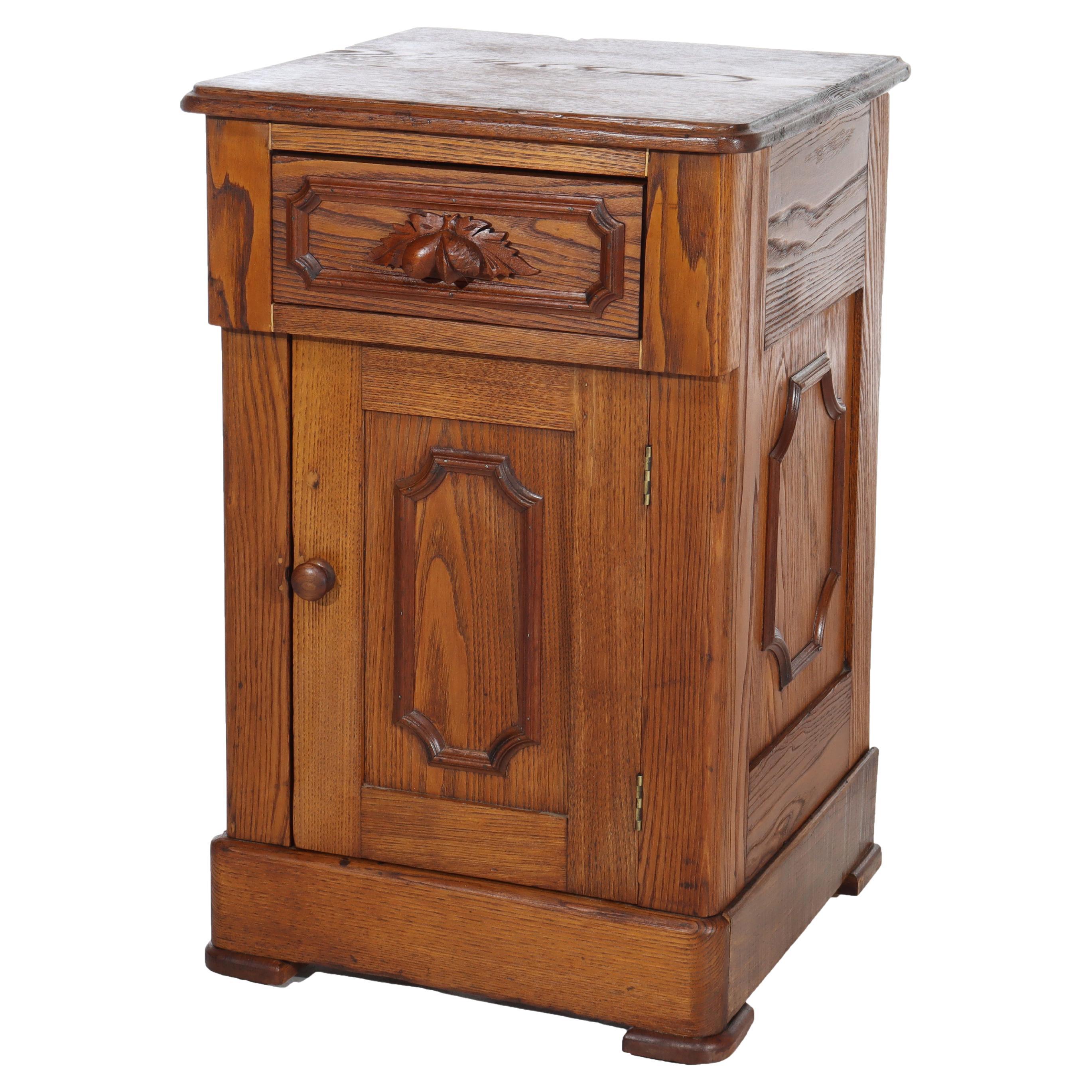 Table de nuit ancienne en châtaignier à 1 tiroir et 1 porte à panneaux avec tirette sculptée c1890 en vente