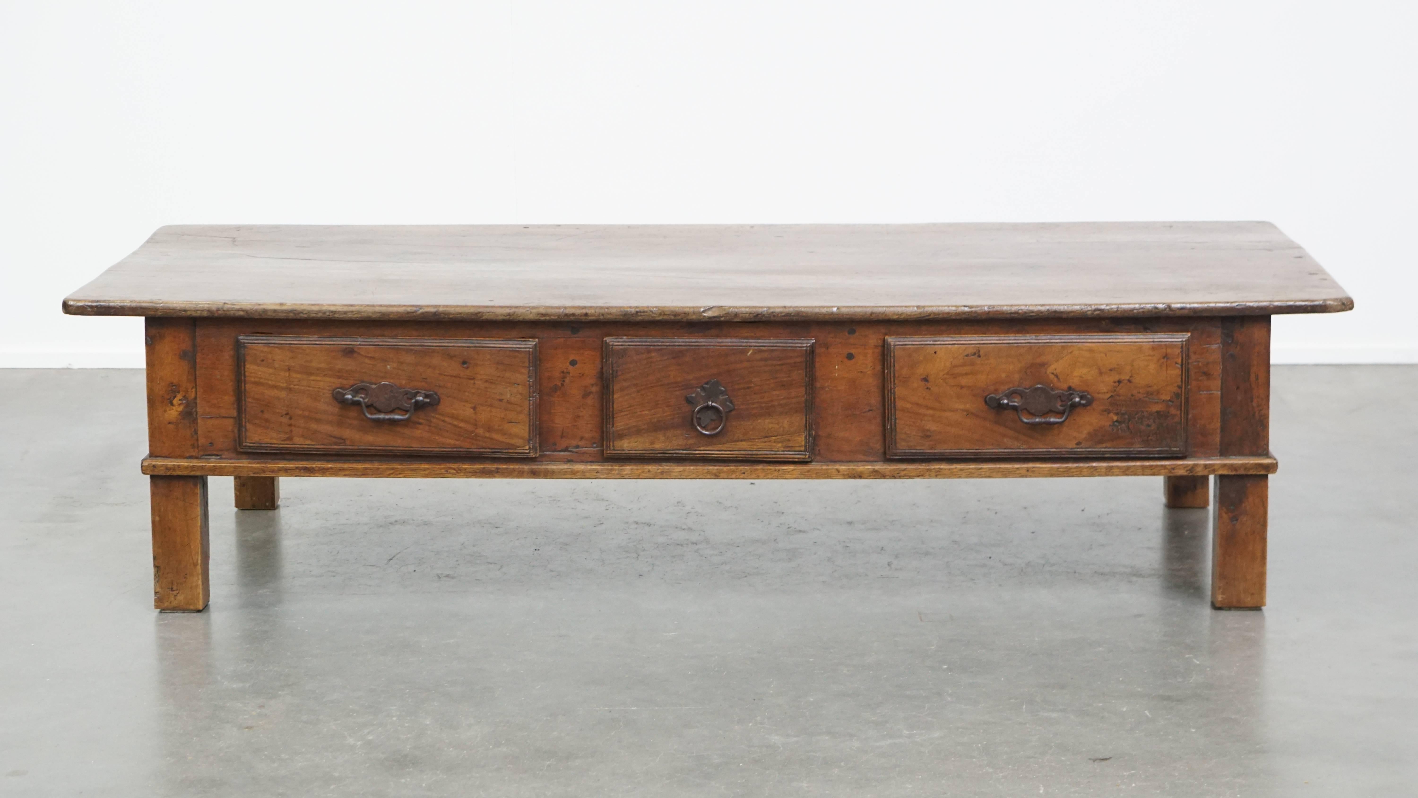 Offered here is this unique and stunning antique chestnut coffee table from the 18th century, featuring a one-piece top. This exceptional and rare coffee table dates back to the 18th century and is made of chestnut wood. It is full of original
