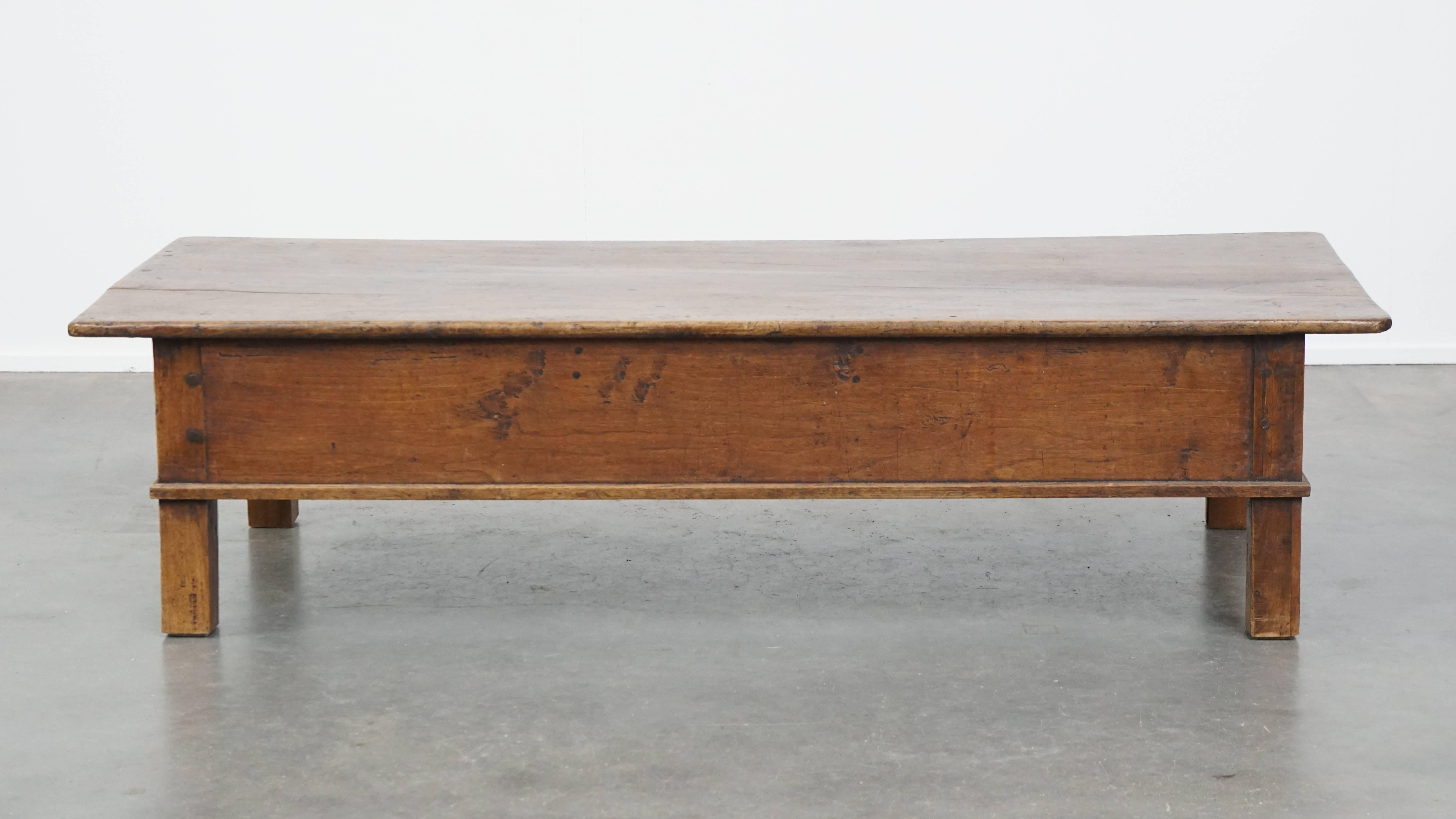 Antique Chestnut Coffee Table from the 18th Century with a One-Piece Top In Good Condition For Sale In Harderwijk, NL
