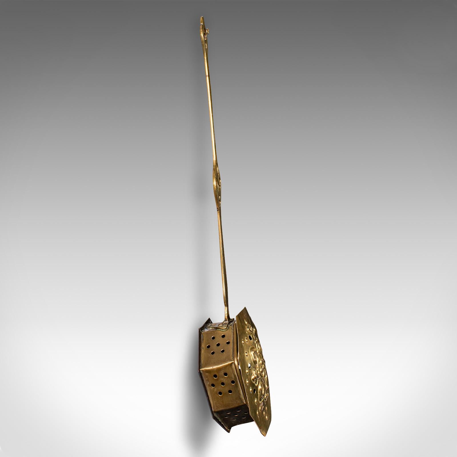 Antiker Kastanienholz-Roaster, englisch, Messing, hängender Krieger, georgianisch, um 1800 (Britisch) im Angebot