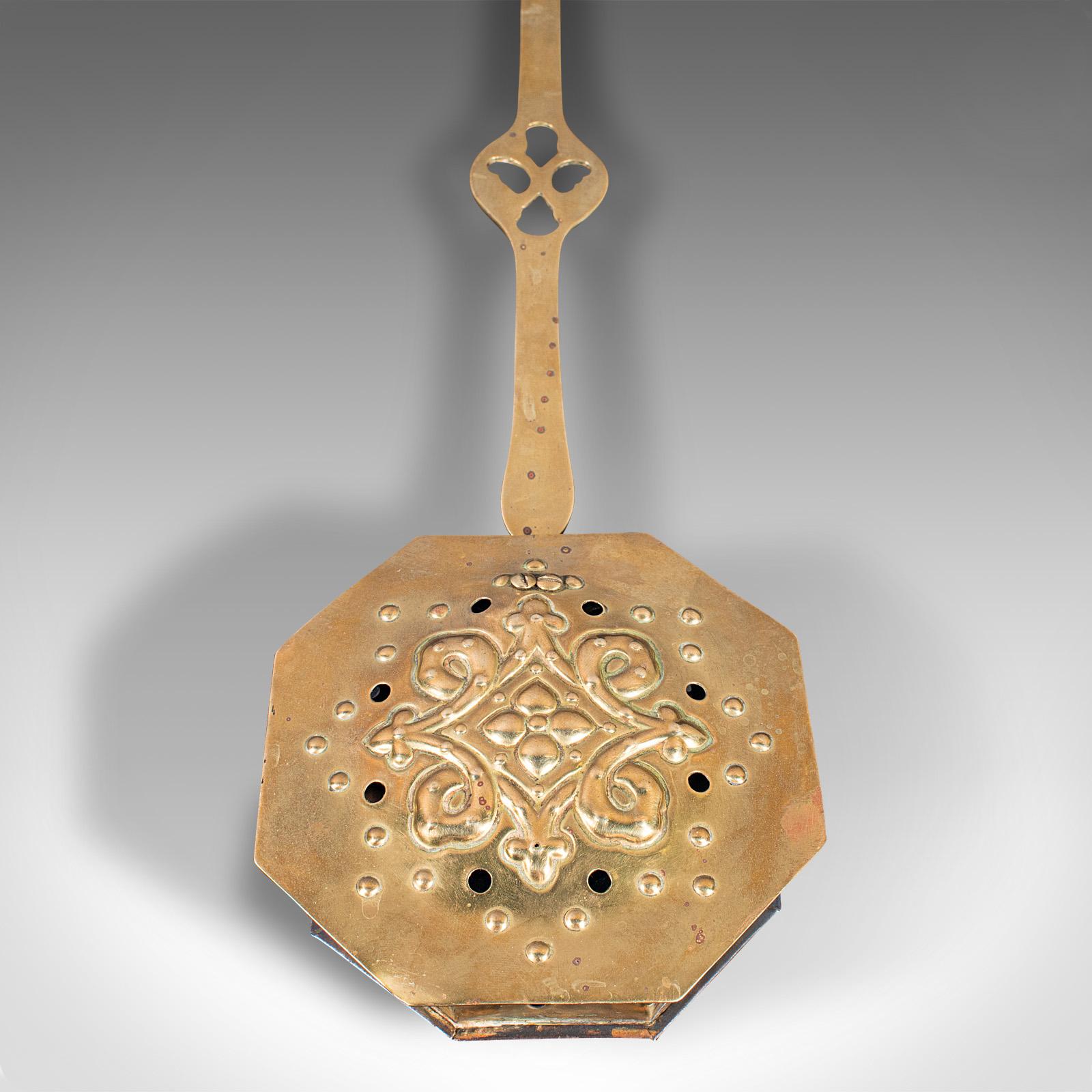 Antiker Kastanienholz-Roaster, englisch, Messing, hängender Krieger, georgianisch, um 1800 im Angebot 2