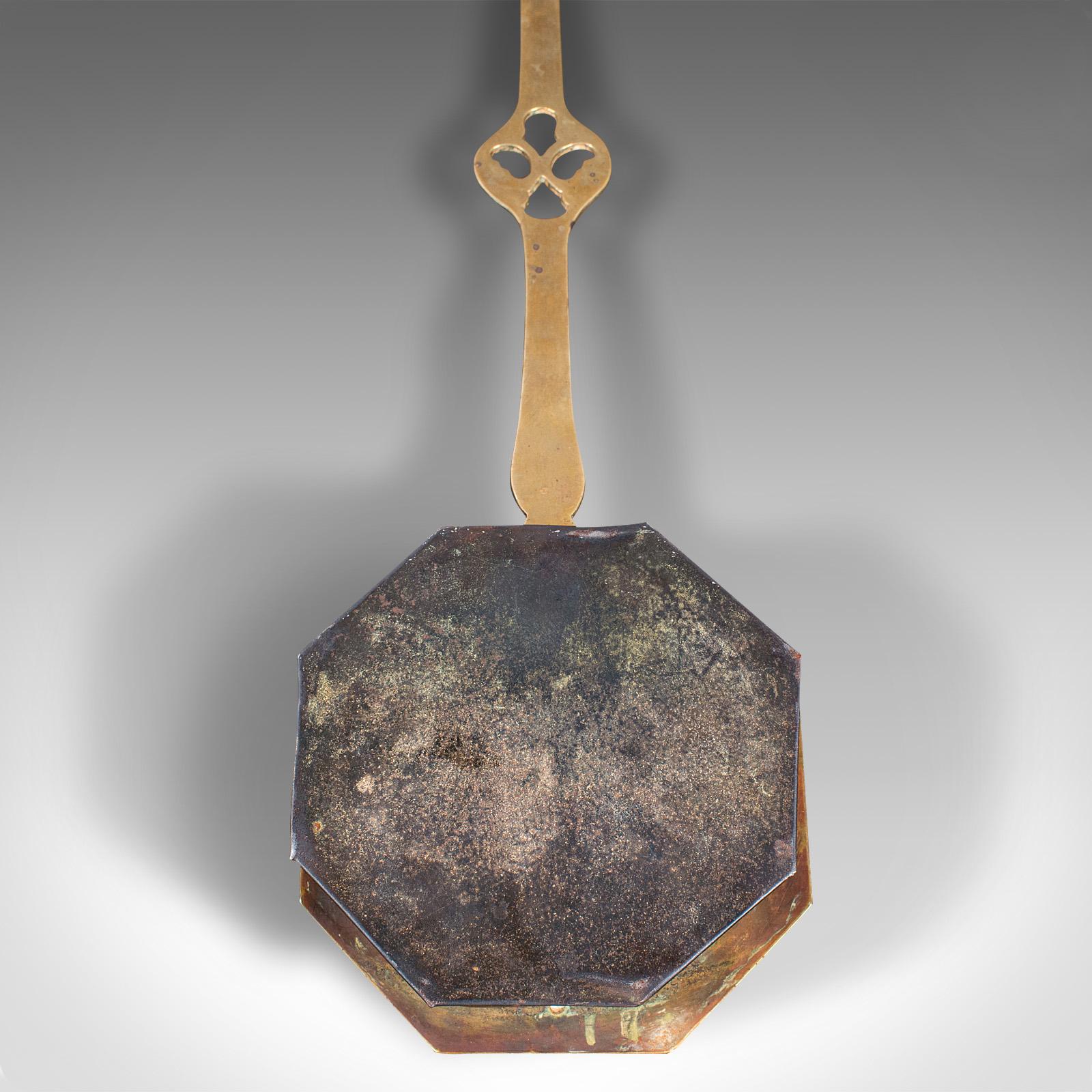 Antiker Kastanienholz-Roaster, englisch, Messing, hängender Krieger, georgianisch, um 1800 im Angebot 3