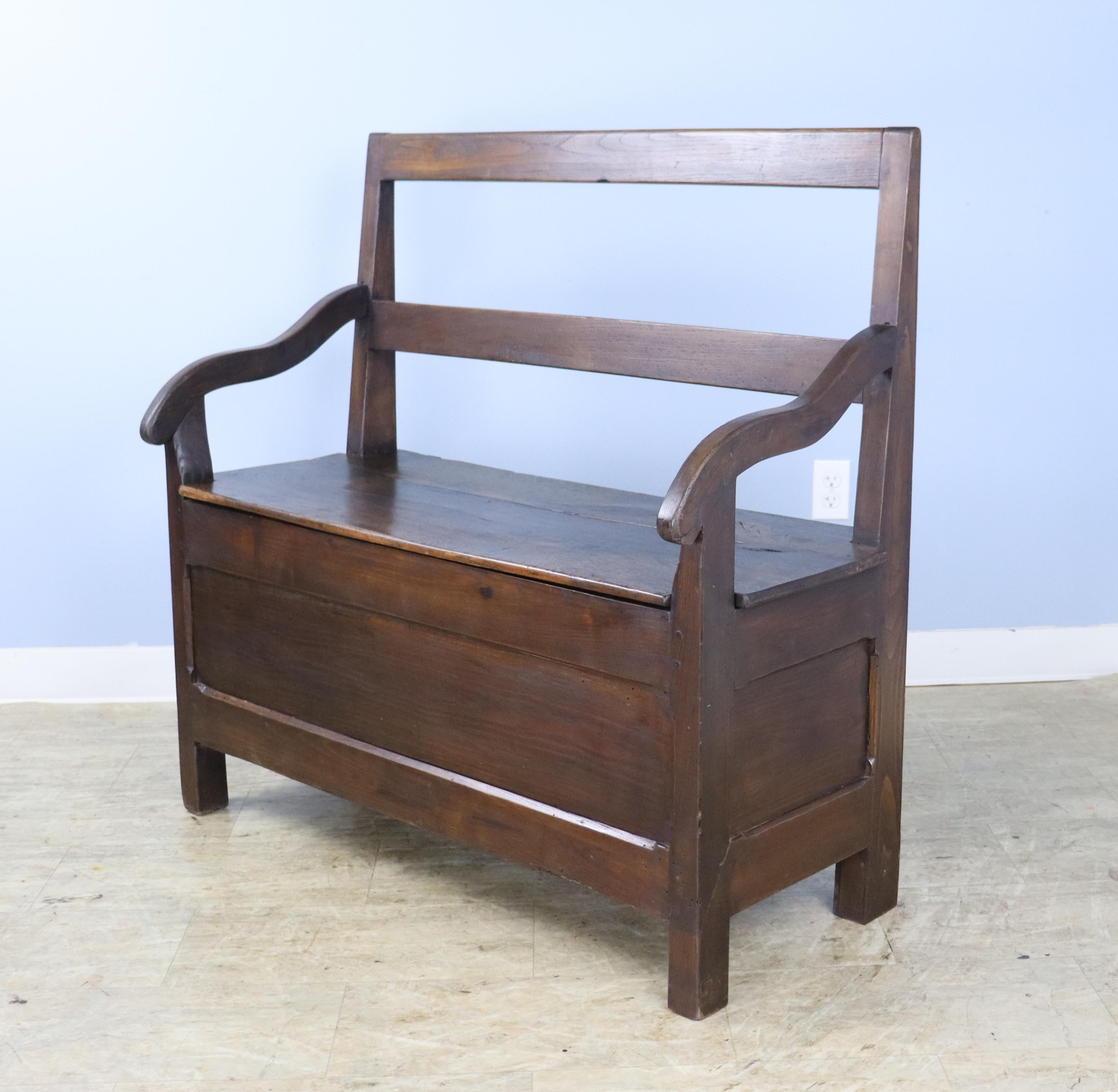 Antique Chestnut Seat with Lift Lid In Good Condition For Sale In Port Chester, NY