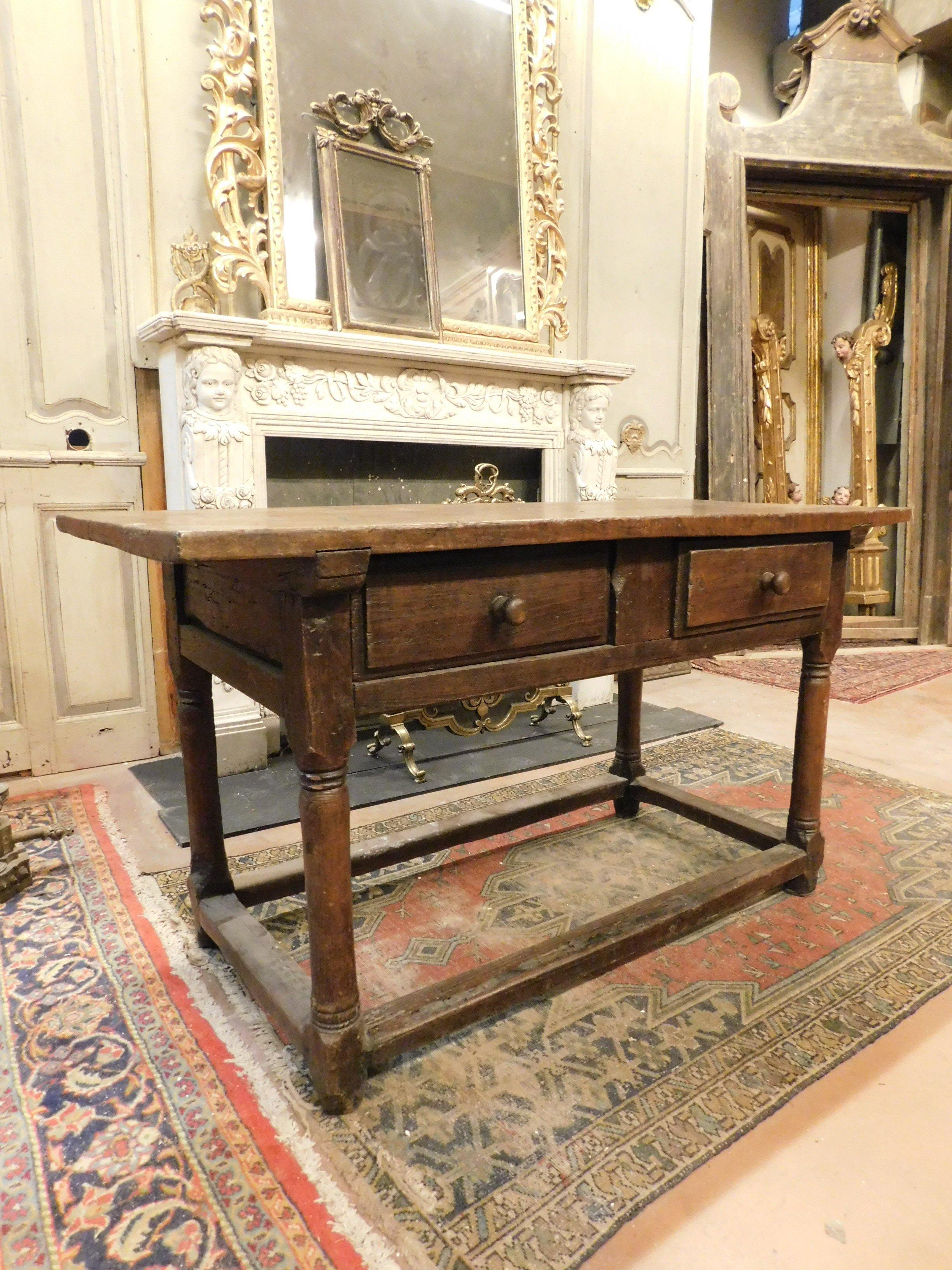 Sculpté à la main Table ancienne en châtaignier avec tiroirs, 17ème siècle, Italie en vente