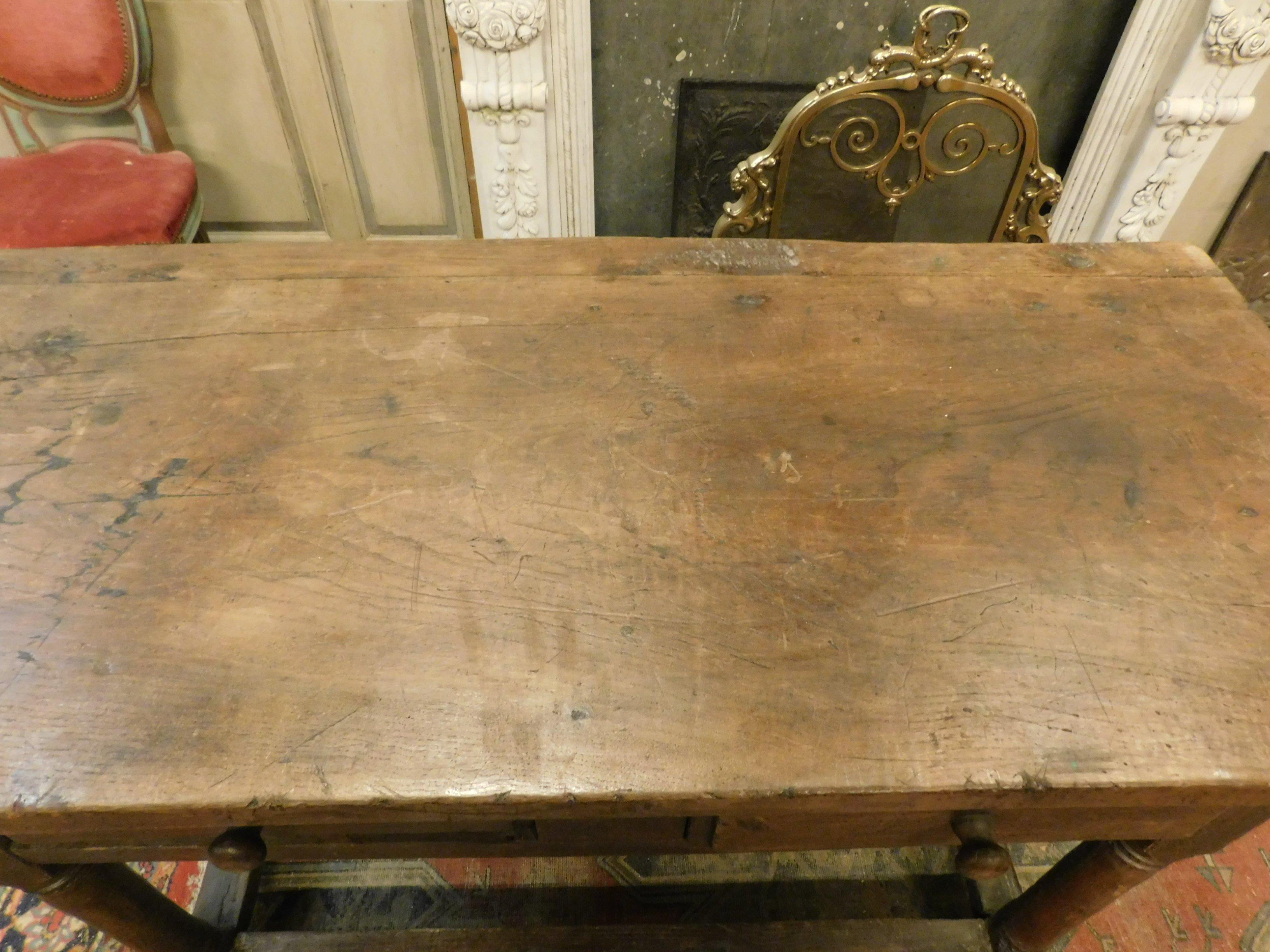 Antique Chestnut Table with Drawers, 17th Century Italy In Good Condition For Sale In Cuneo, Italy (CN)