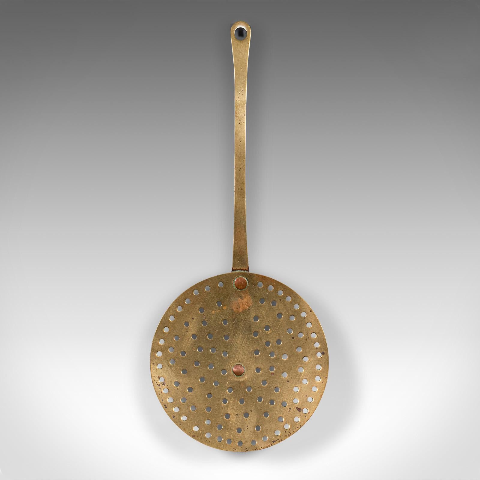
Dies ist ein antiker Kastanienwärmer. Ein englischer Bratenteller aus Messing aus der georgianischen Periode, ca. 1790.

Hübsches georgianisches Kaminbesteck oder dekorativer Bräter
Mit wünschenswerter Alterspatina und in gutem