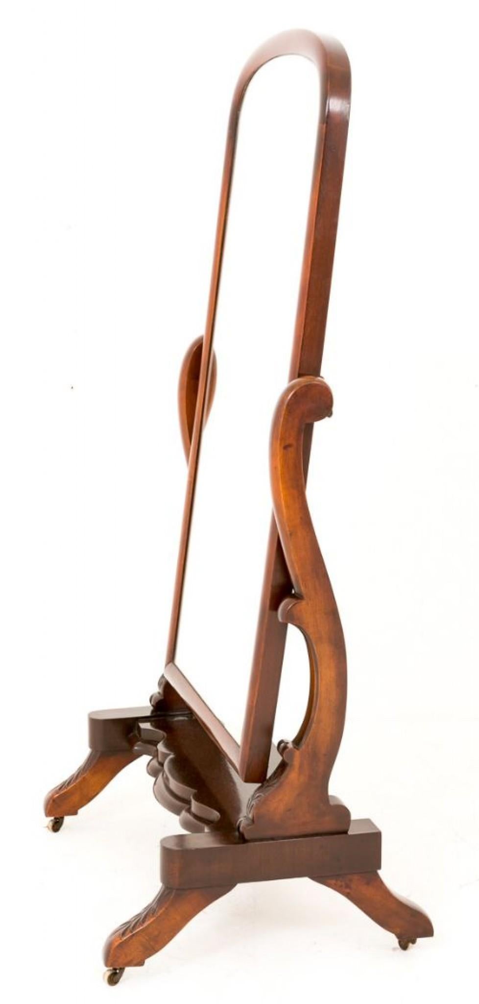 Specchio chevale vittoriano in mogano.
Si regge su piedi scolpiti e con rotelle originali in ottone.
1860 circa
Lo specchio sagomato poggia su montanti sagomati e intagliati.
Viene fornito in 2 sezioni.