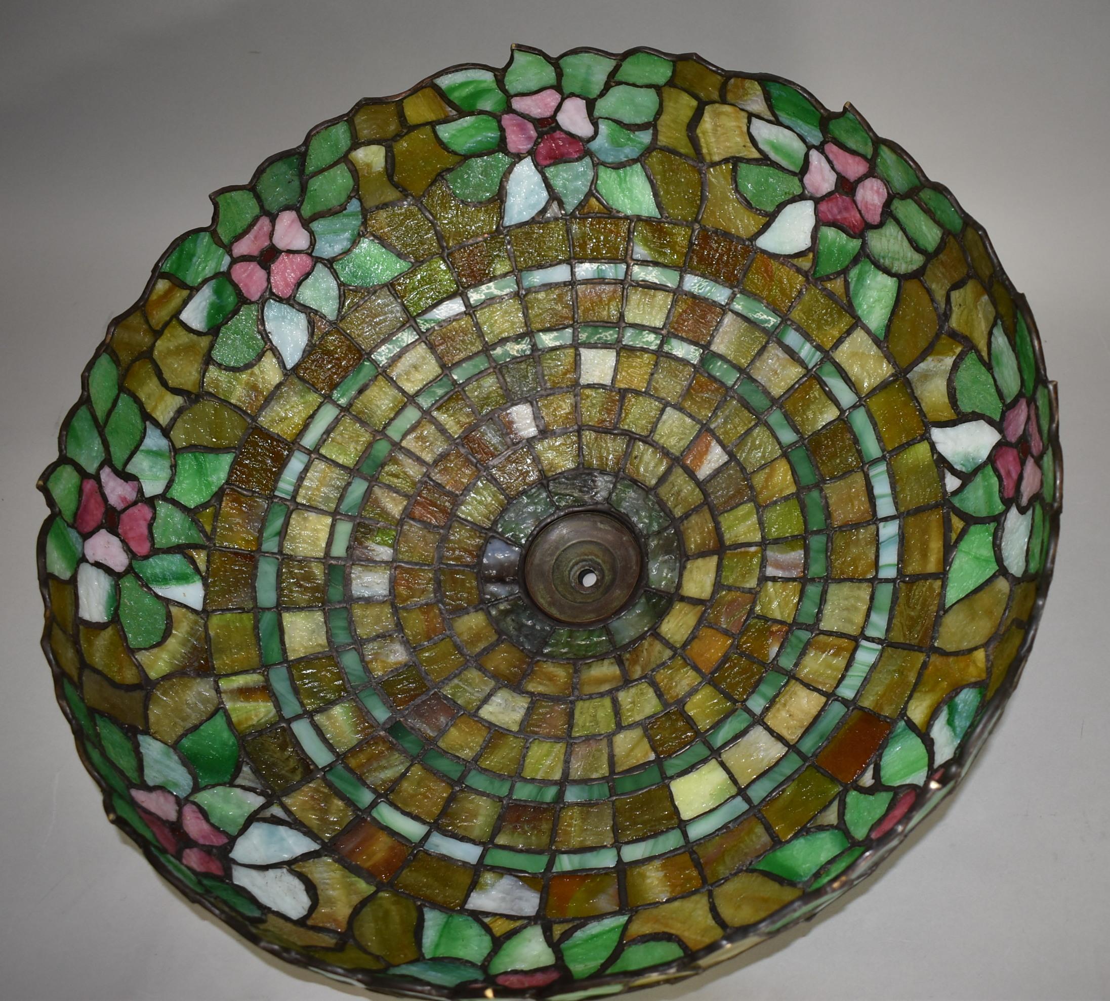 Antique Chicago Mosaic Co. Leaded Glass Table Lamp Floral Details Shade In Good Condition In Toledo, OH