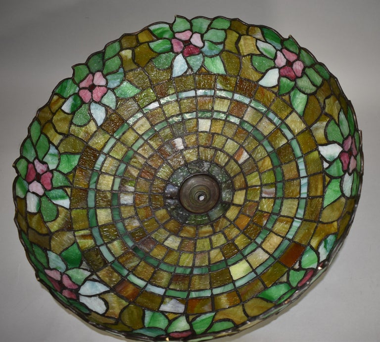 Antique Chicago Mosaic Co. Leaded Glass Table Lamp Floral Details Shade For Sale 2
