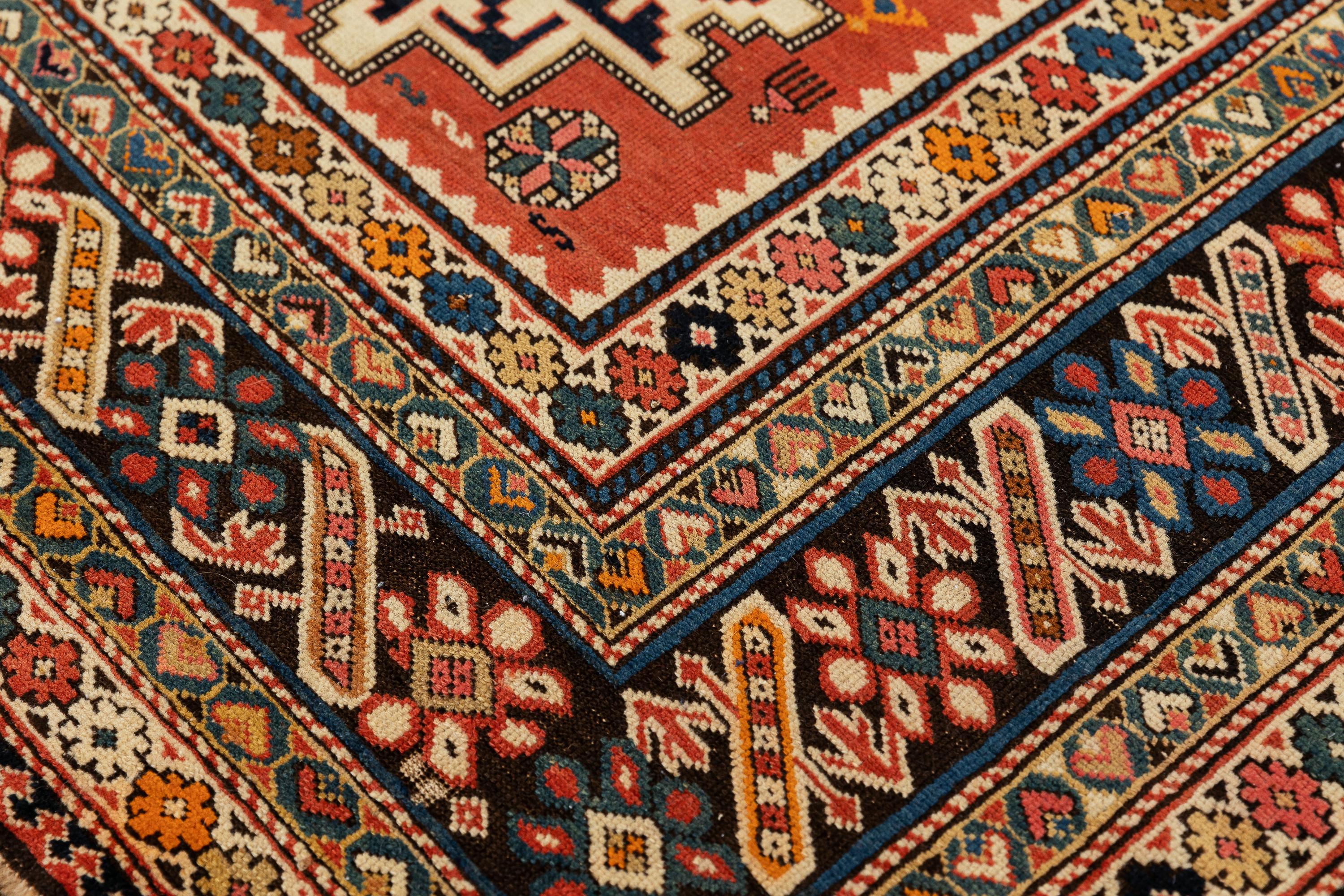 Alfombra Chichi del Cáucaso - Una maravilla estrellada de Azerbaiyán

Adéntrate en el mundo del arte caucásico con esta vibrante alfombra Chichi, que presenta seis estrellas lesghi sobre un atrevido fondo rojo. Rodeada de coloridos motivos