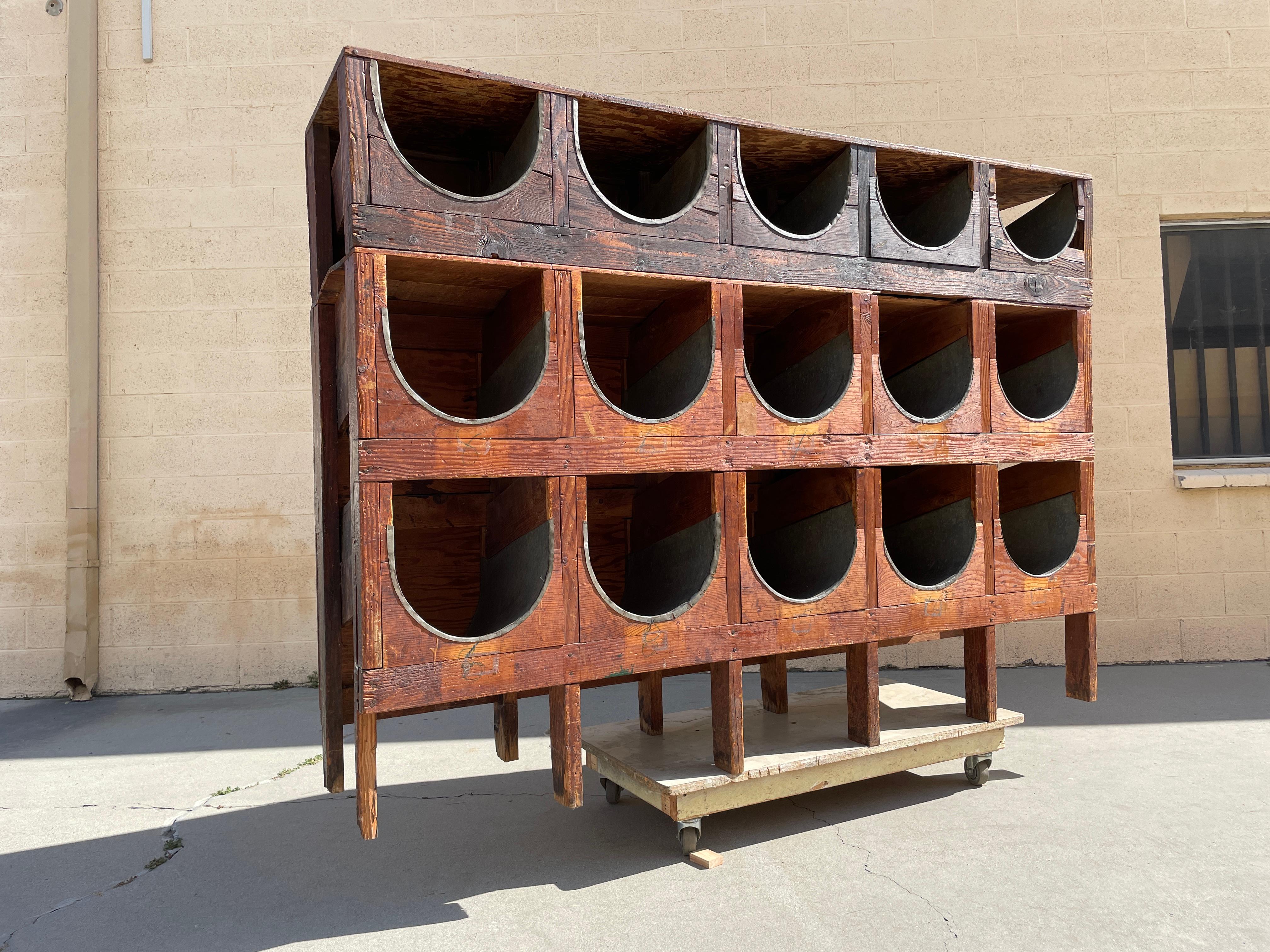 Rarissima cassetta per polli vintage a 15 scomparti. Fondo rivestito in acciaio galvanizzato per ogni contenitore. È stato utilizzato per il merchandising di una boutique vintage di lusso a West Hollywood. Alcuni leggeri segni di usura dovuti