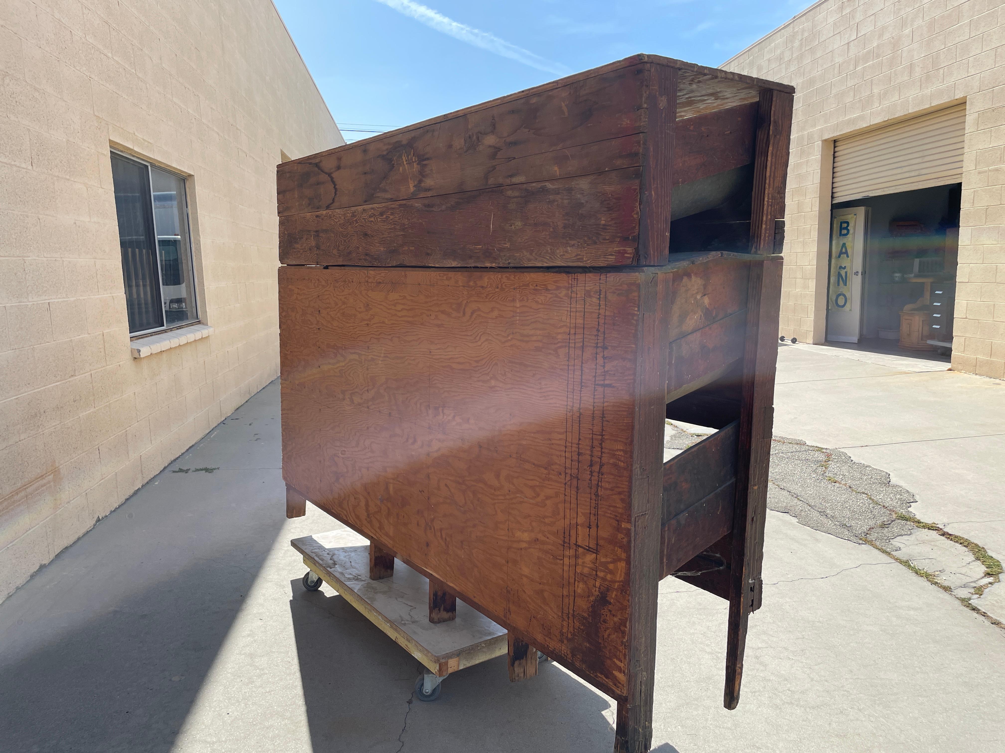 Antico box per pollaio In condizioni buone in vendita a Alhambra, CA