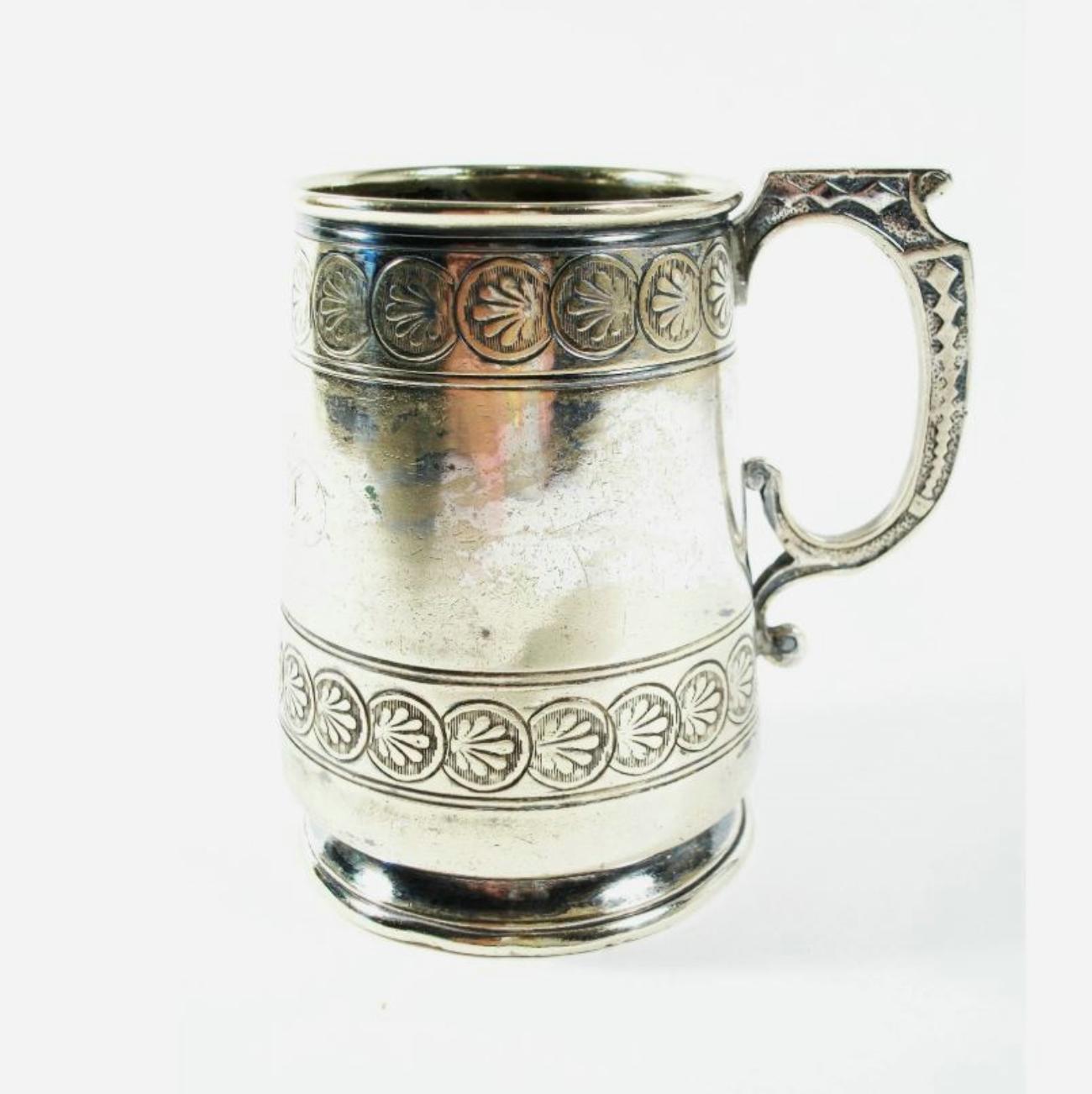 Tasse ancienne en métal argenté de taille enfant - inscription 