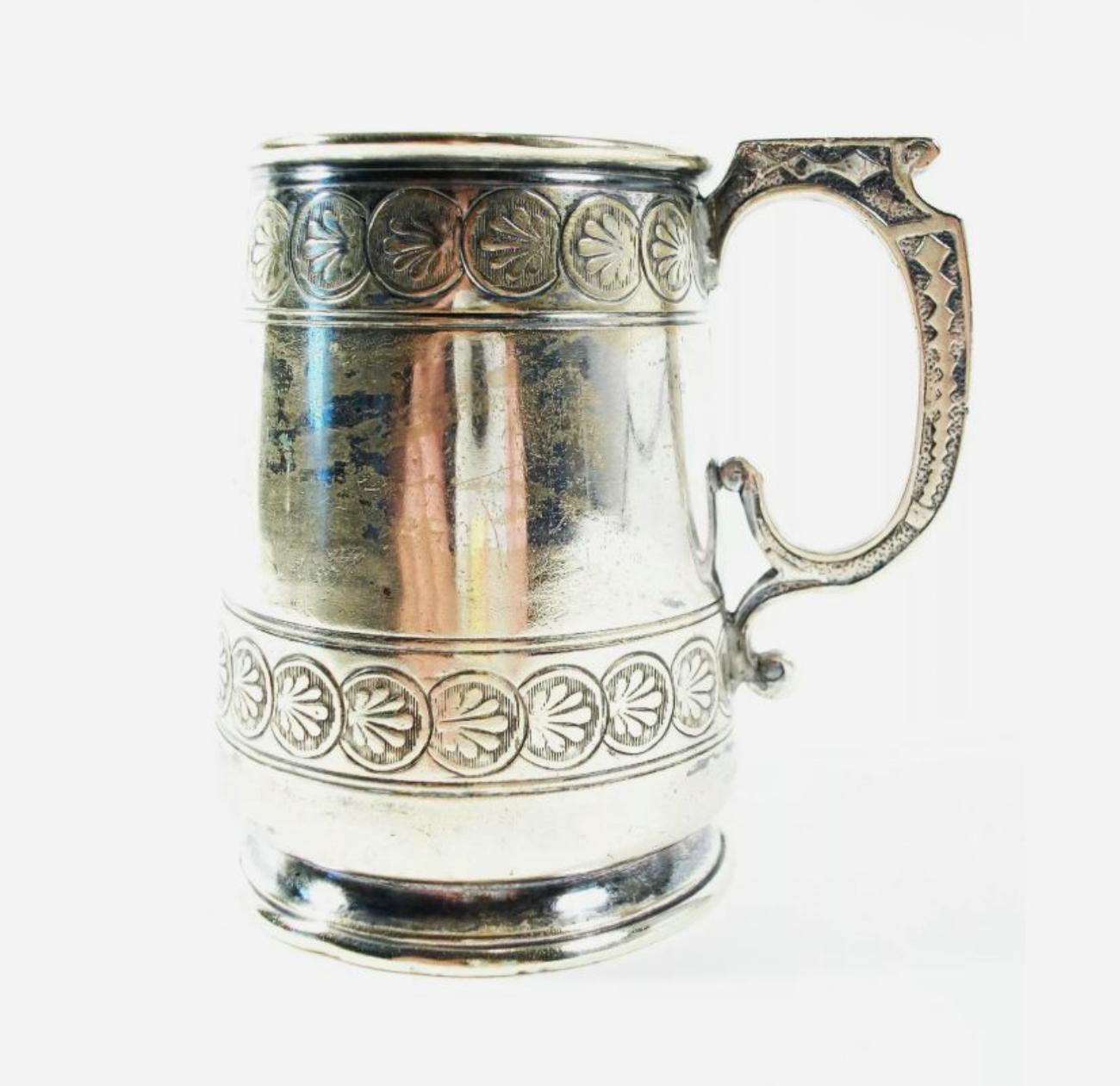 Victorien Ancienne tasse en métal argenté pour enfants - Inscrite 'Walter' - Fin du 19ème siècle en vente
