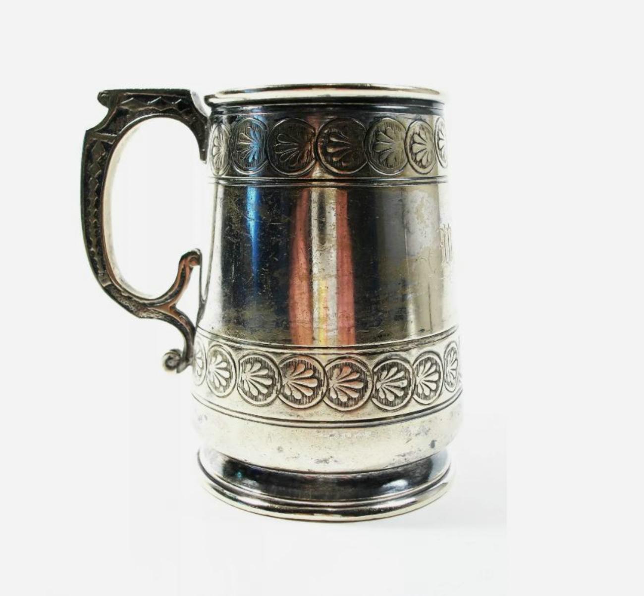 Fait main Ancienne tasse en métal argenté pour enfants - Inscrite 'Walter' - Fin du 19ème siècle en vente