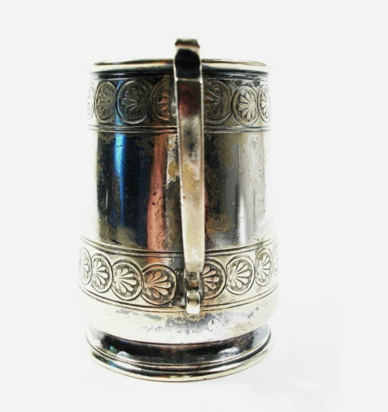 Ancienne tasse en métal argenté pour enfants - Inscrite 'Walter' - Fin du 19ème siècle Bon état - En vente à Chatham, ON