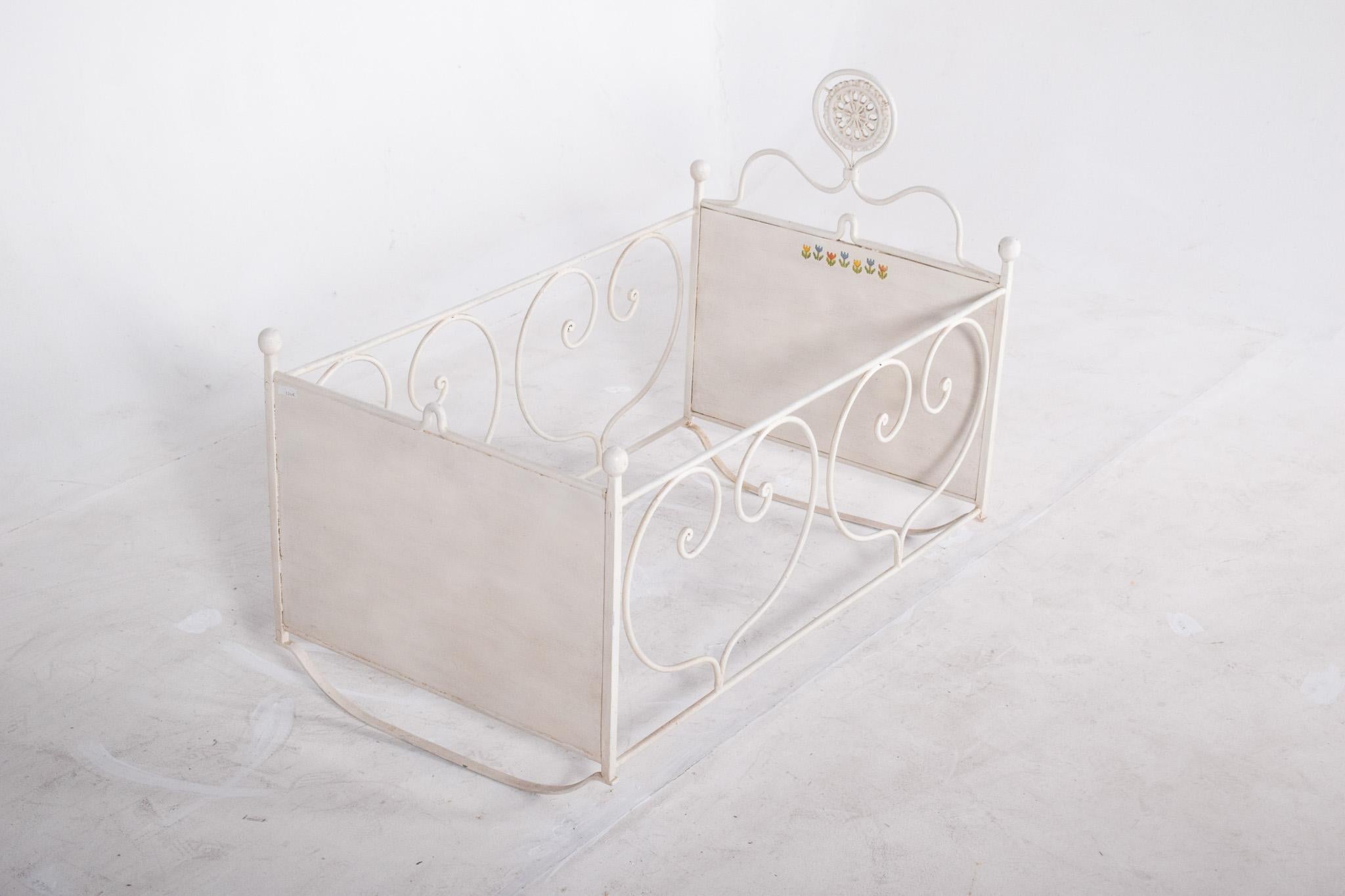 Autre Lit d'enfant ancien en fer peint en blanc en vente