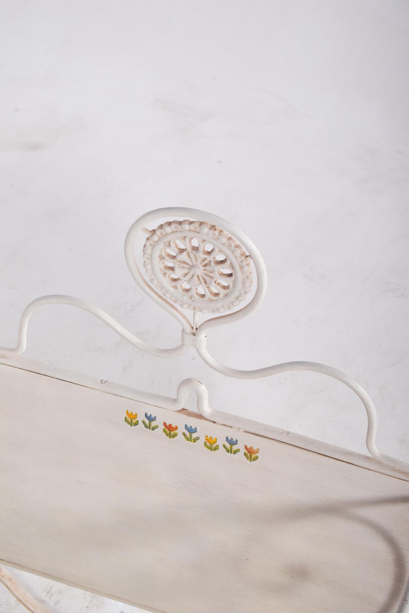 20ième siècle Lit d'enfant ancien en fer peint en blanc en vente