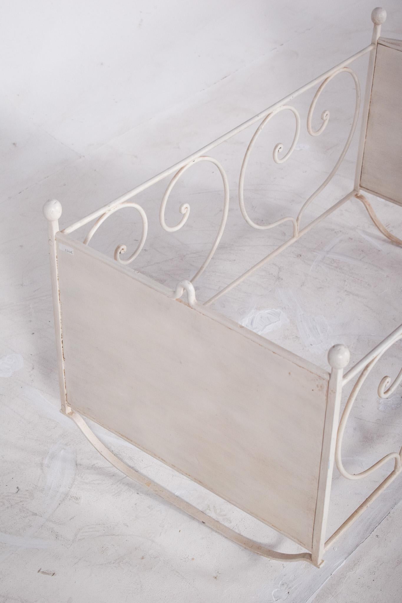 Fer Lit d'enfant ancien en fer peint en blanc en vente