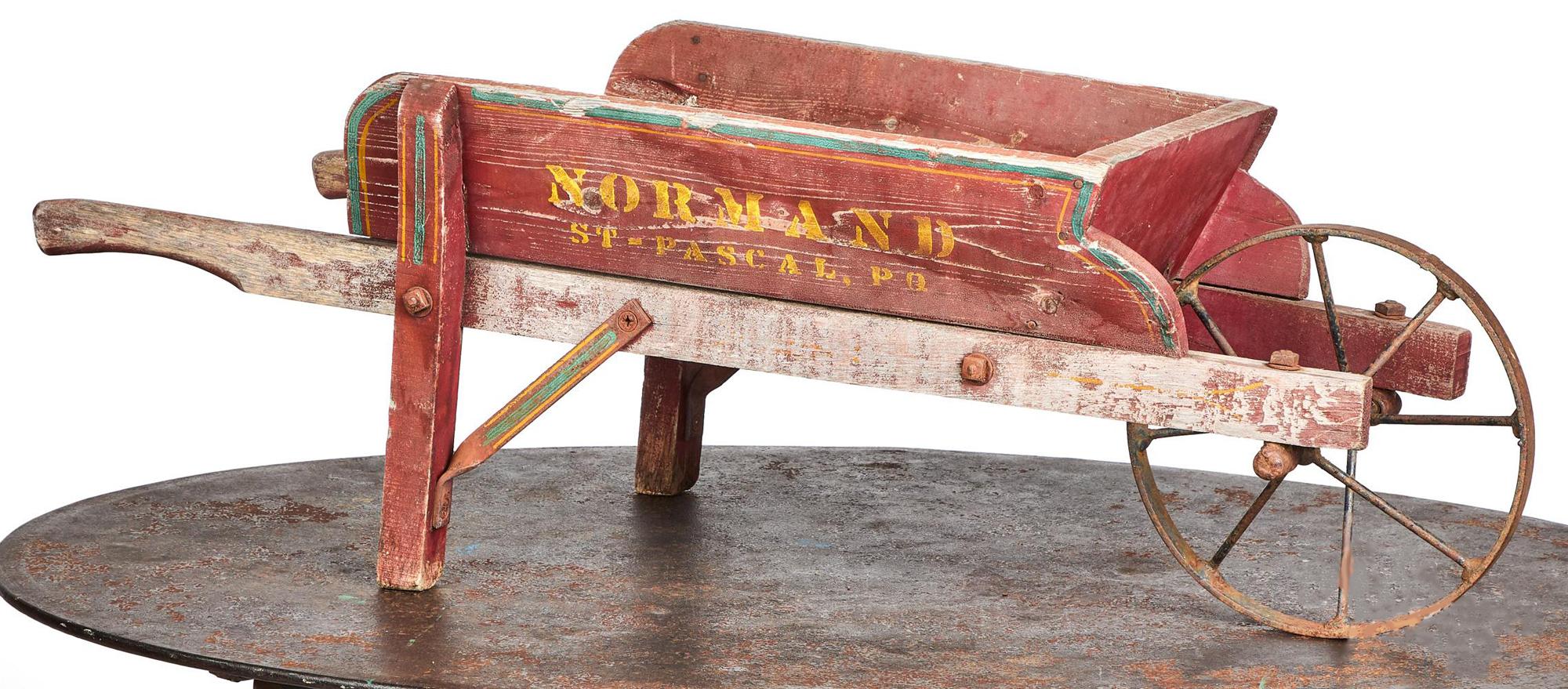 Ottimo per fiori, piante e vino.  È abbastanza piccolo da poter essere posizionato su una credenza per essere esposto.

Carriola antica per bambini,
Metà del XIX secolo

La carriola del bambino canadese reca la scritta 