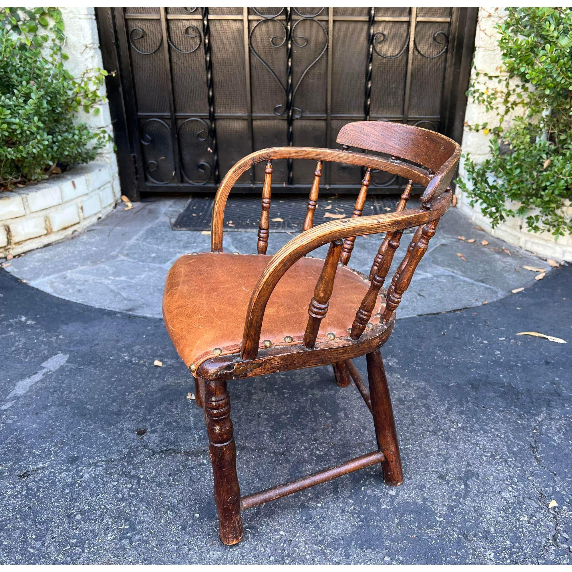 Antique chaise Windsor baril pour enfant avec siège en cuir Bon état - En vente à LOS ANGELES, CA