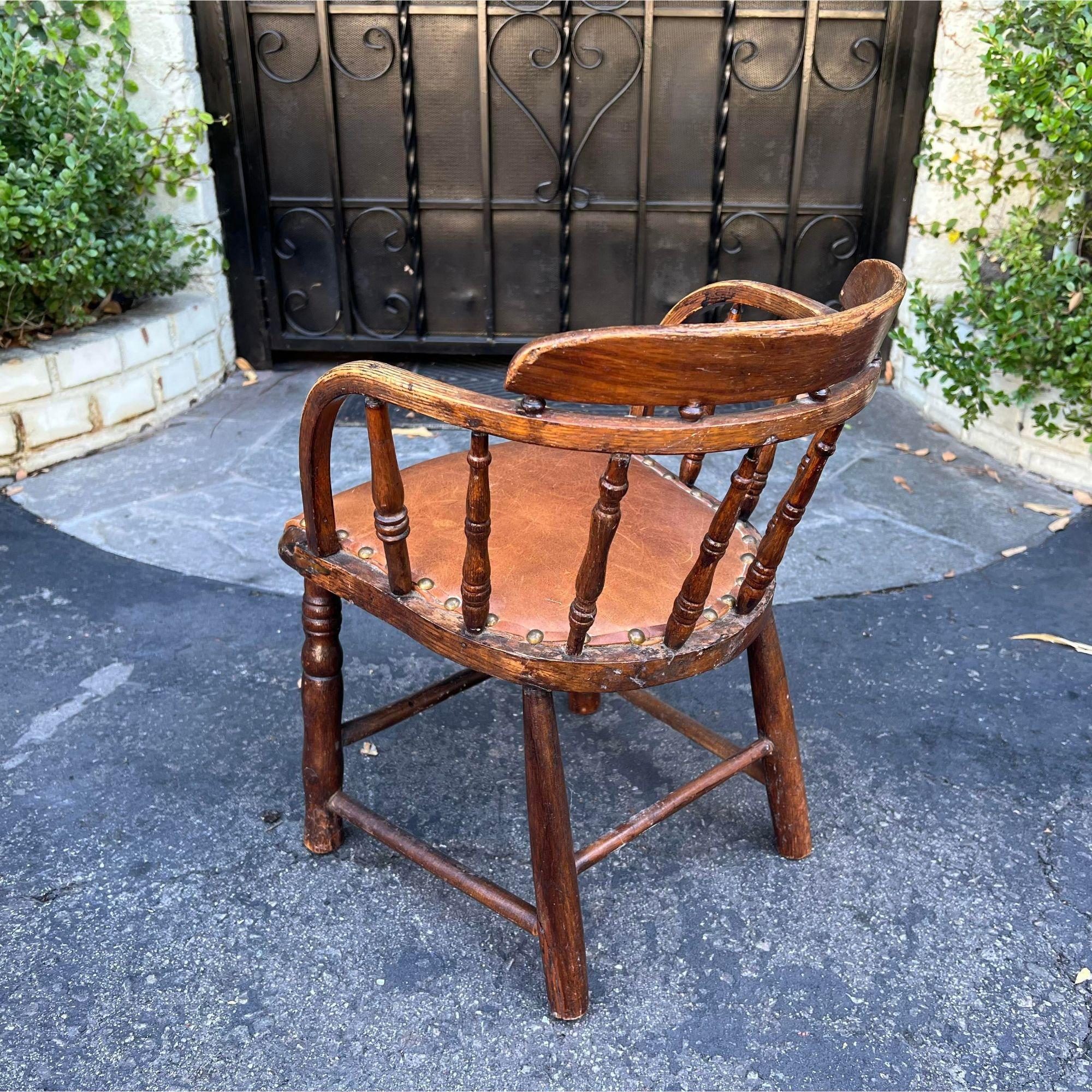 XIXe siècle Antique chaise Windsor baril pour enfant avec siège en cuir en vente