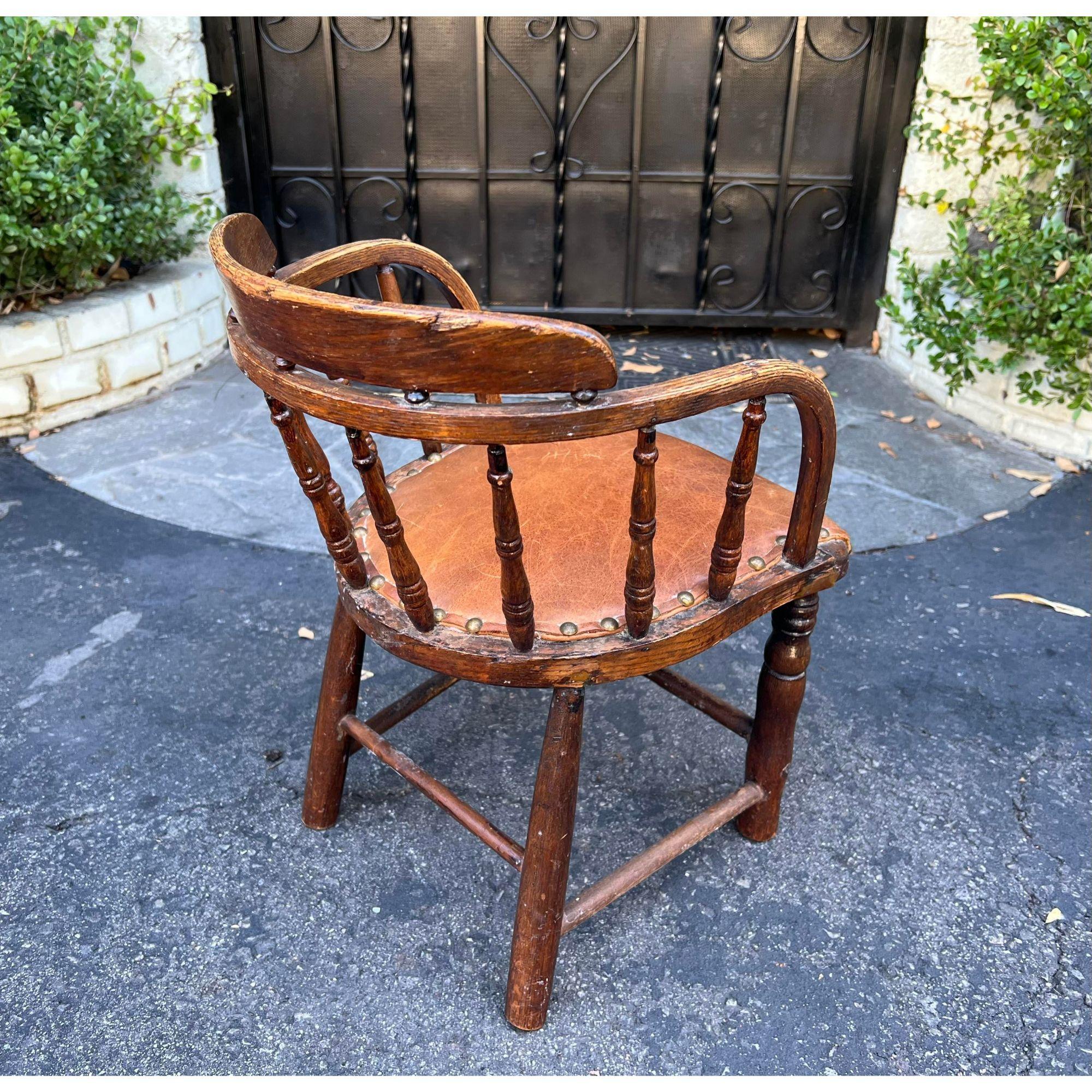 Cuir Antique chaise Windsor baril pour enfant avec siège en cuir en vente