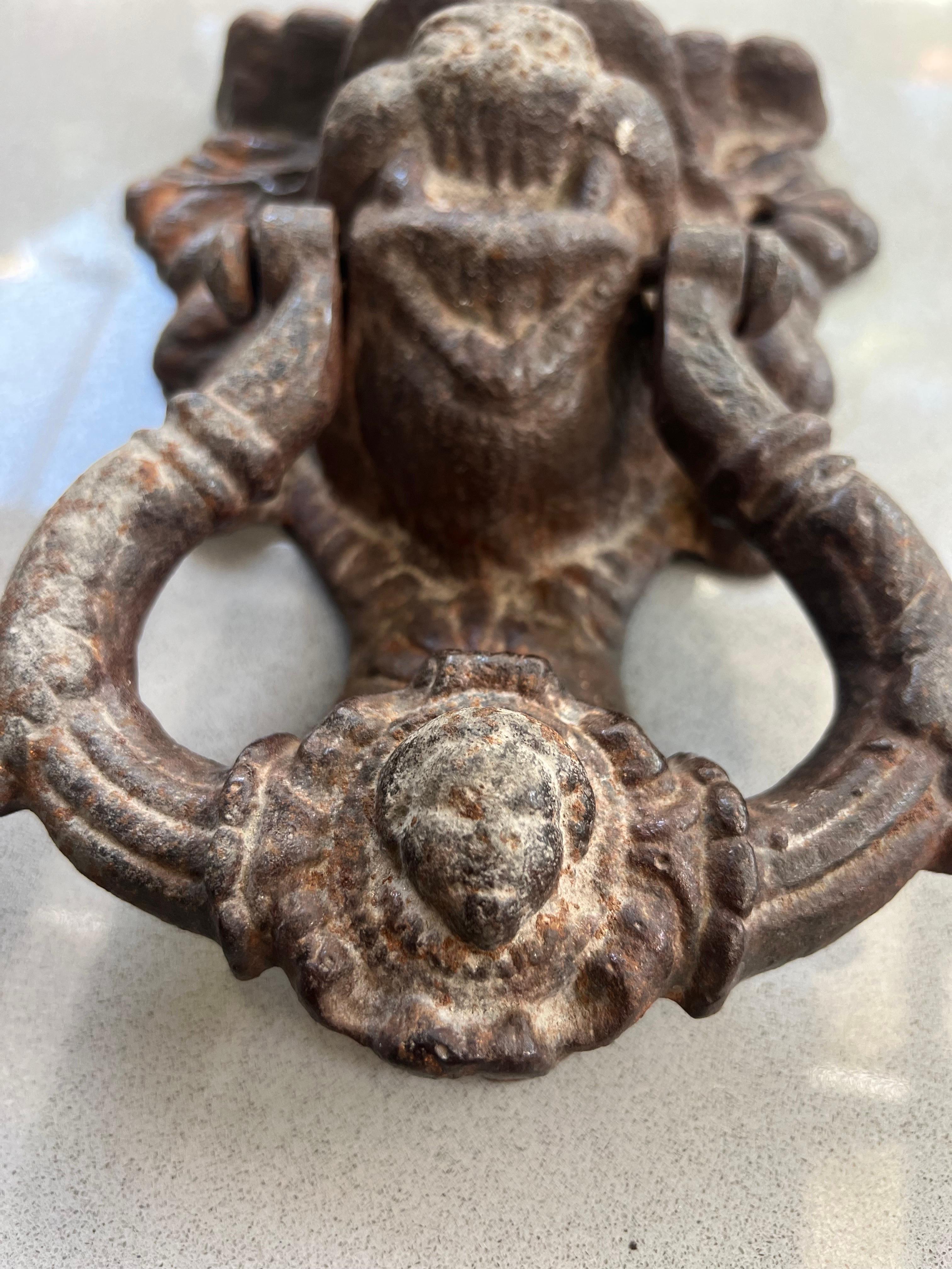 Fer Antiquities Chimera Door Knocker en fonte en vente