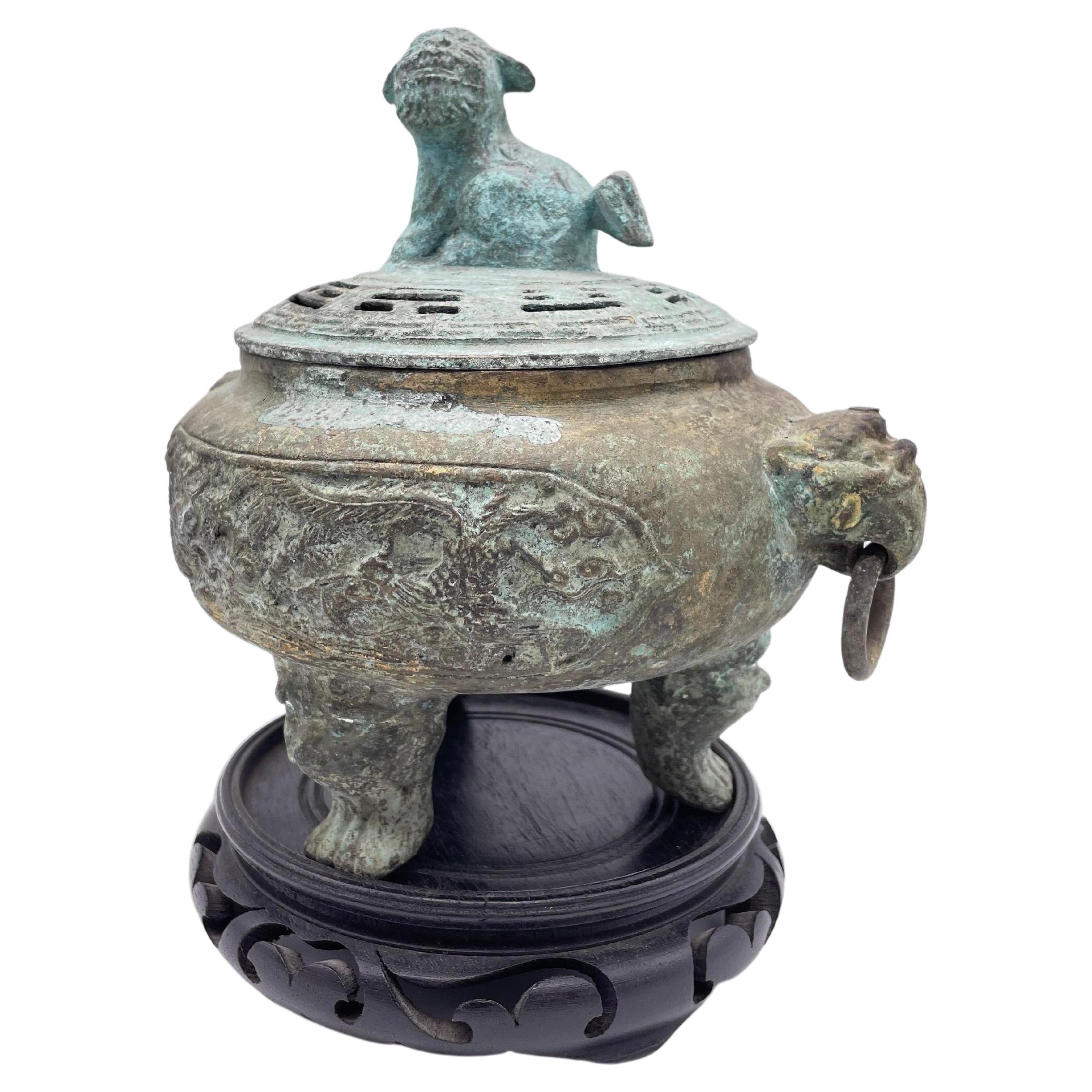 Fantastically beautiful 2-piece incense burner 
with lid and pedestal. 
This incense burner is extremely finely decorated 
with a patinated bronze fu-dog as the lid handle 