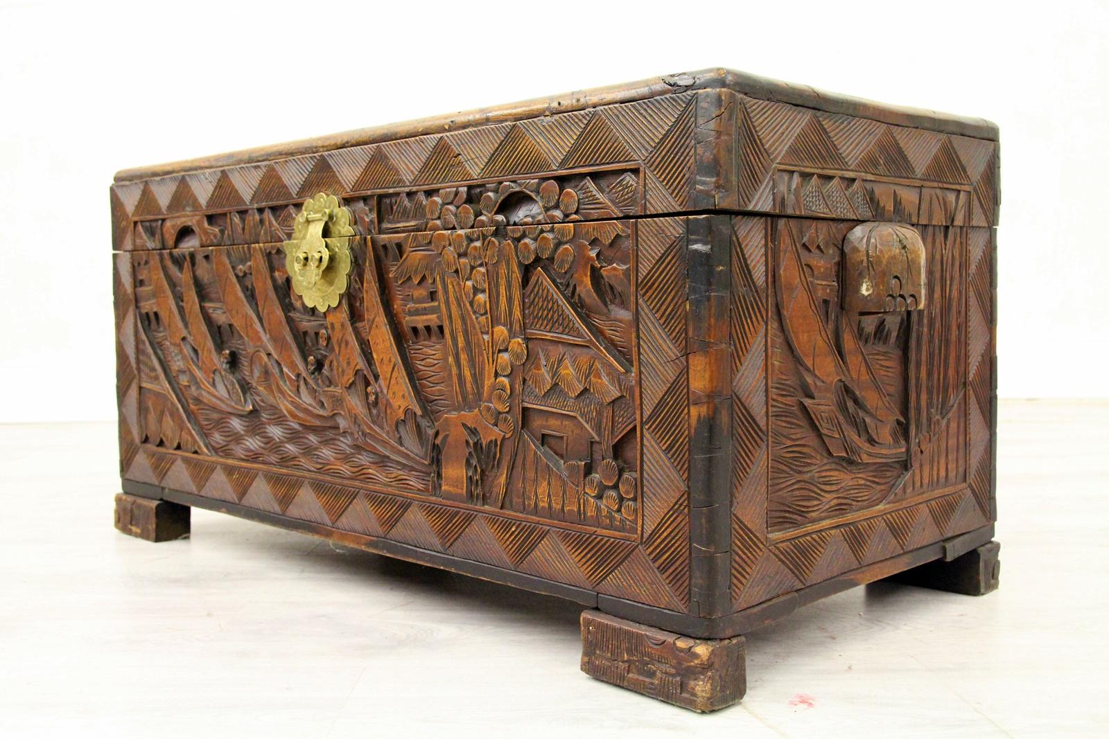 Very beautiful antique china chest of sandalwood, hand-carved.
Dimensions:
Height x 46cm, width x 94cm, depth x 44cm.
Pick up in Detmold or shipping possible.

 