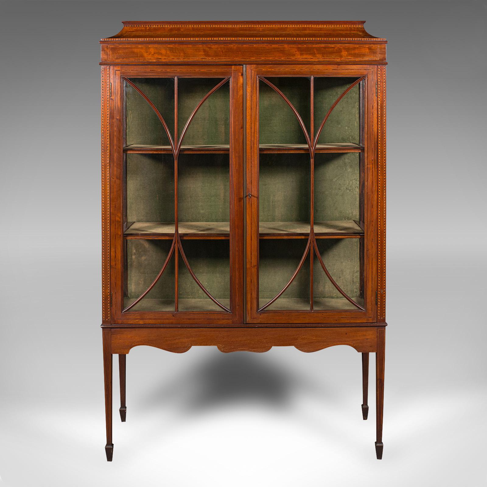 Se trata de una vitrina de porcelana antigua. Vitrina o librería inglesa, de caoba y boj vidriado, de la época eduardiana, hacia 1910.

Magnífico gusto de renacimiento de la Regencia, con un color y un acabado de calidad excepcionales
Muestra una