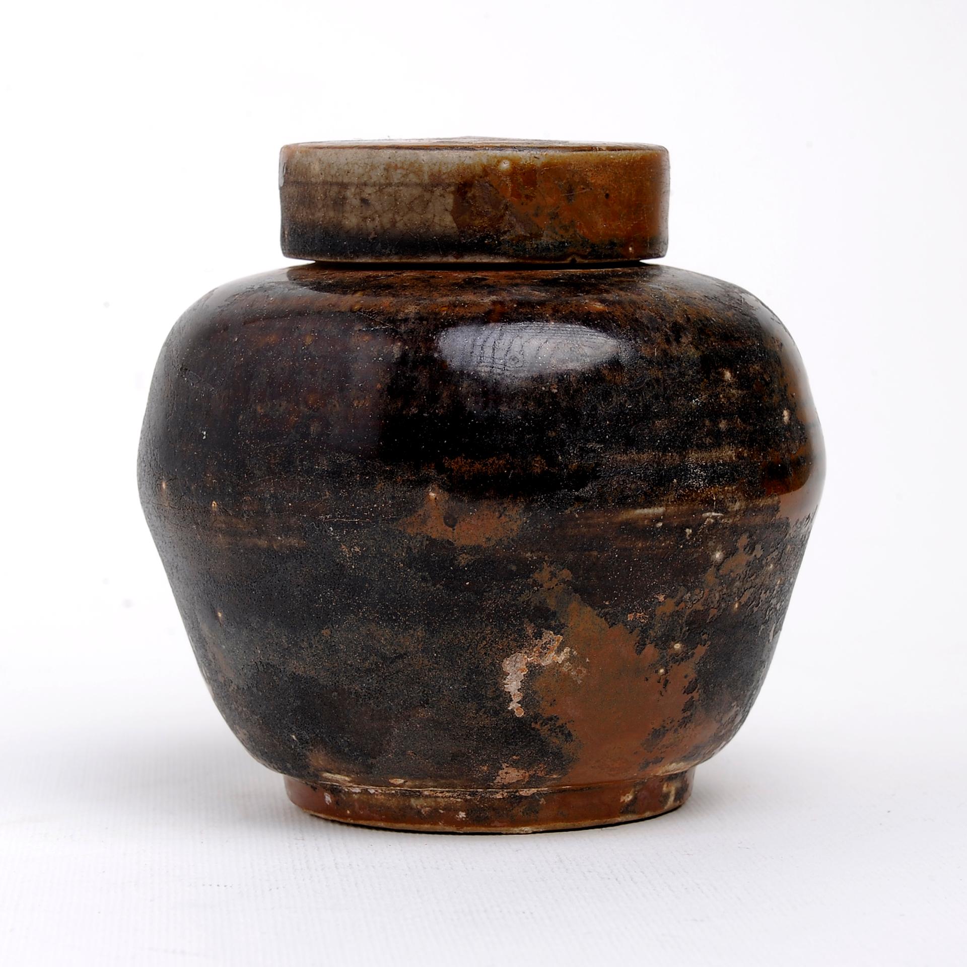 Antique China jar with lid, in brown ceramic or porcelain. From my personal collection of more than 40 years and never exhibited to the public. Look to other items published in this month on 1stdibs.
Now i want to close my activities, therefore I