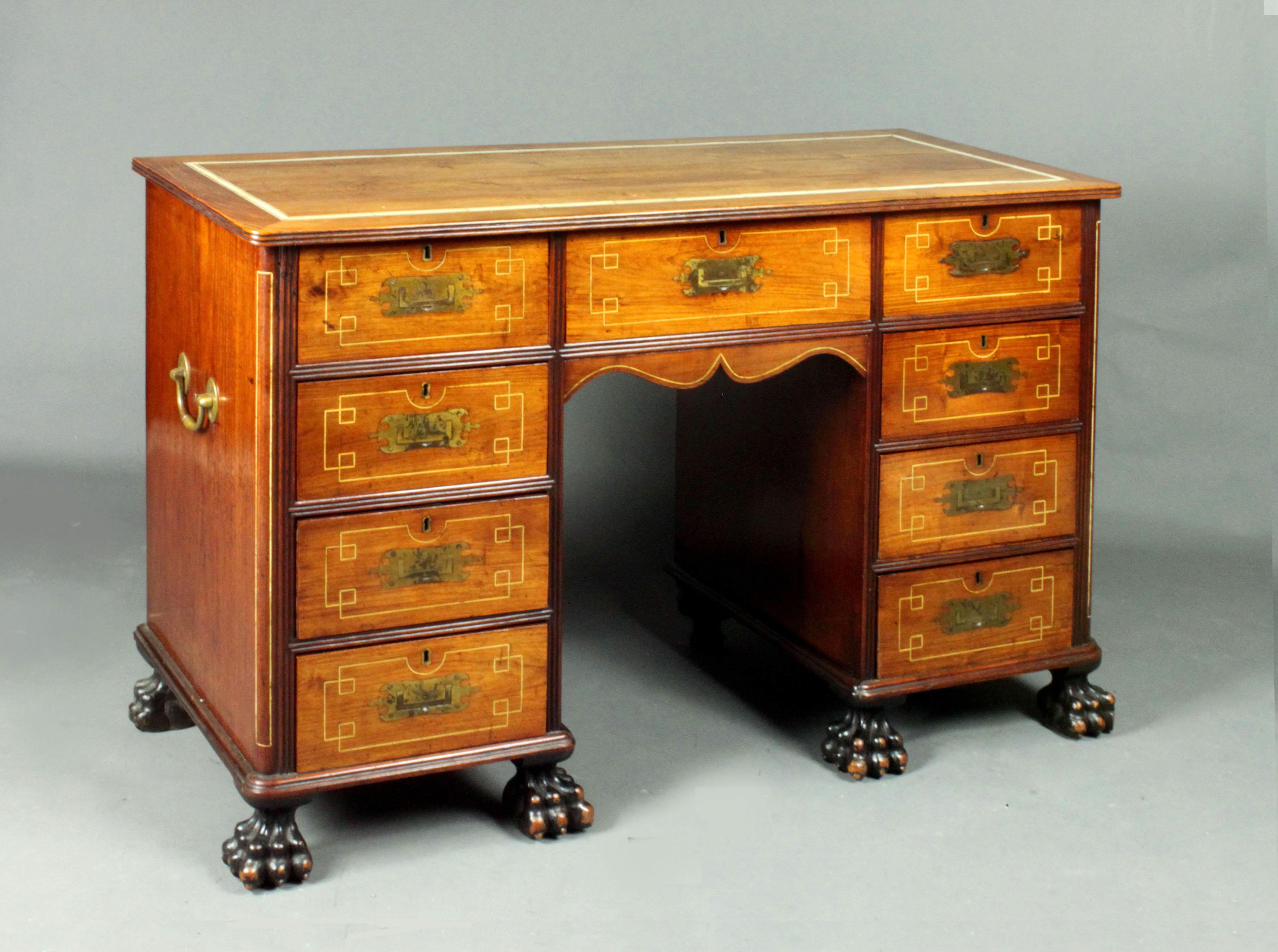 Ancien bureau de commerce chinois 
Un beau bureau de commerce chinois en padouk avec des pieds en patte de velours en ébène bien sculptés et des incrustations d'ébène et d'os ; poignées militaires et poignées de transport encastrées. 