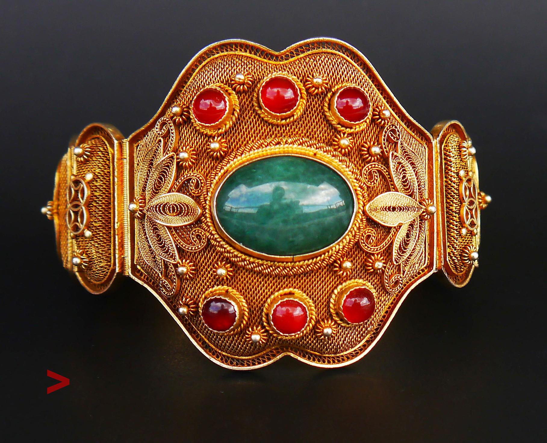 Très beau bracelet chinois ancien de la plus haute qualité.

Il y a 3 grands maillons en argent doré, en argent à mailles fines, avec de multiples éléments filigranes soudés.
Grand cabochon de jade vert foncé naturel 20 mm x 15 mm x ca 8mm de