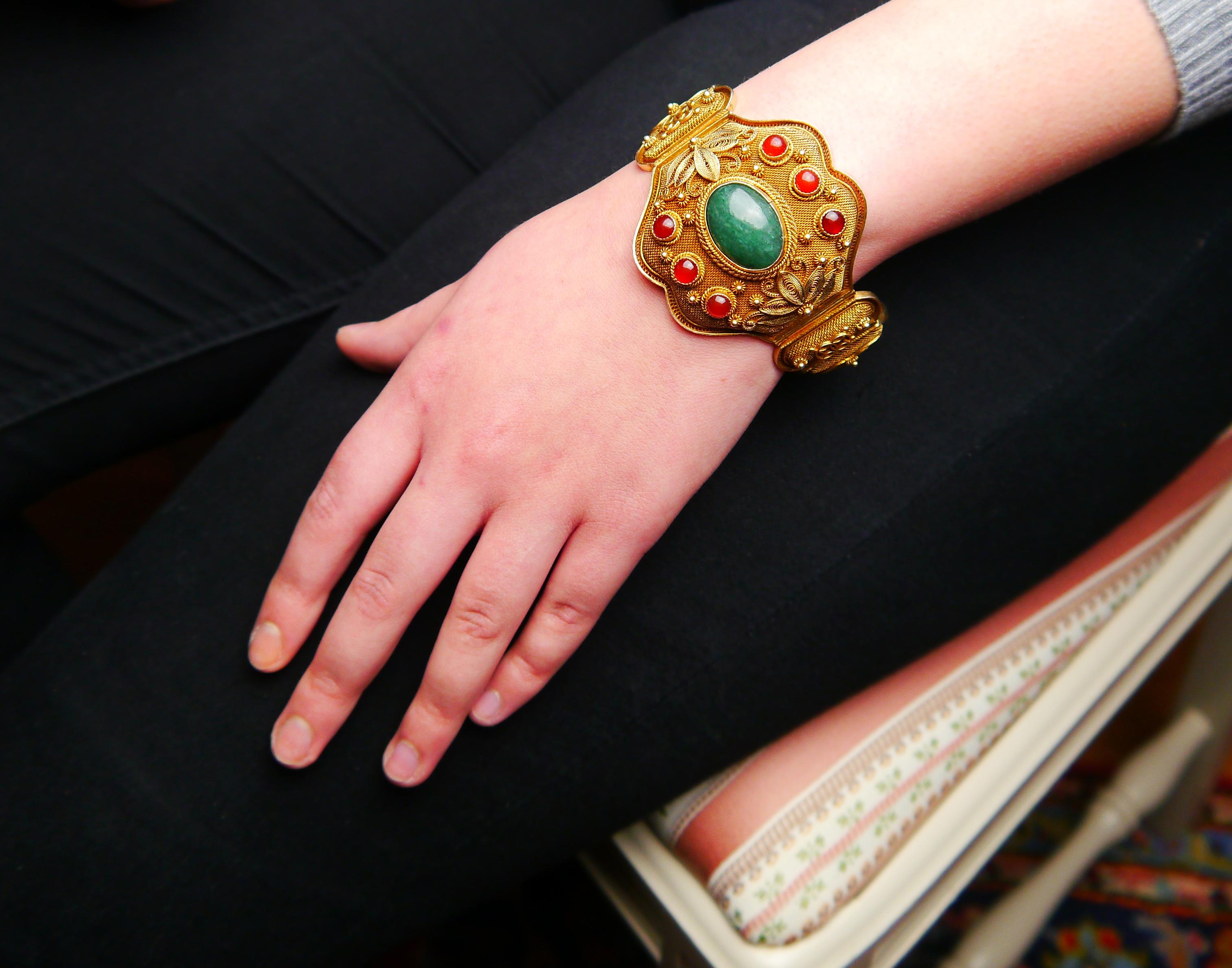 Taille cabochon Bracelet chinois ancien en jade, cornaline et argent doré51 g en vente
