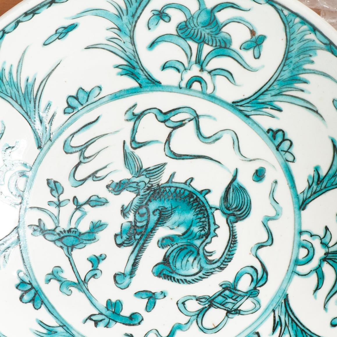 Fino al XVIII secolo Antico piatto di porcellana cinese del 16/17 secolo Swatow Fiori Foo Leone in vendita