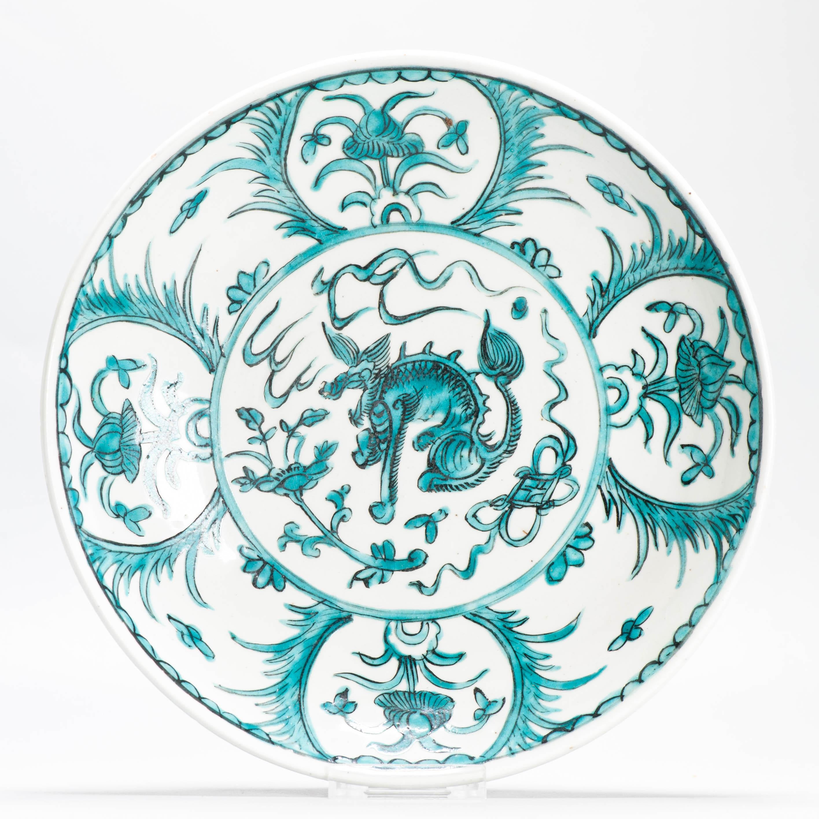 Plat chinois ancien en porcelaine chinoise 16/17C, fleurs de vaches et lion Foo