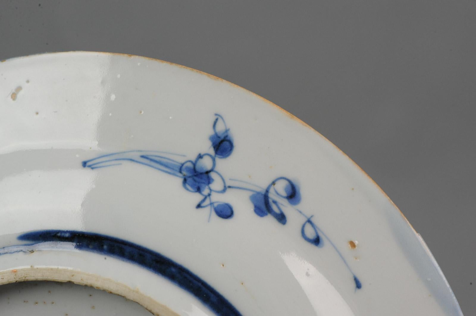 Assiette chinoise ancienne en porcelaine Ming Wanli décorée de façon rare en vente 1