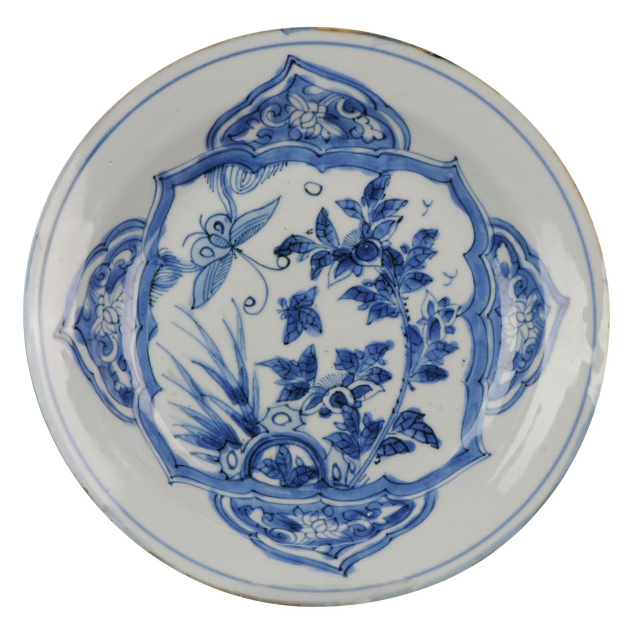 Assiette chinoise ancienne en porcelaine Ming Wanli décorée de façon rare en vente