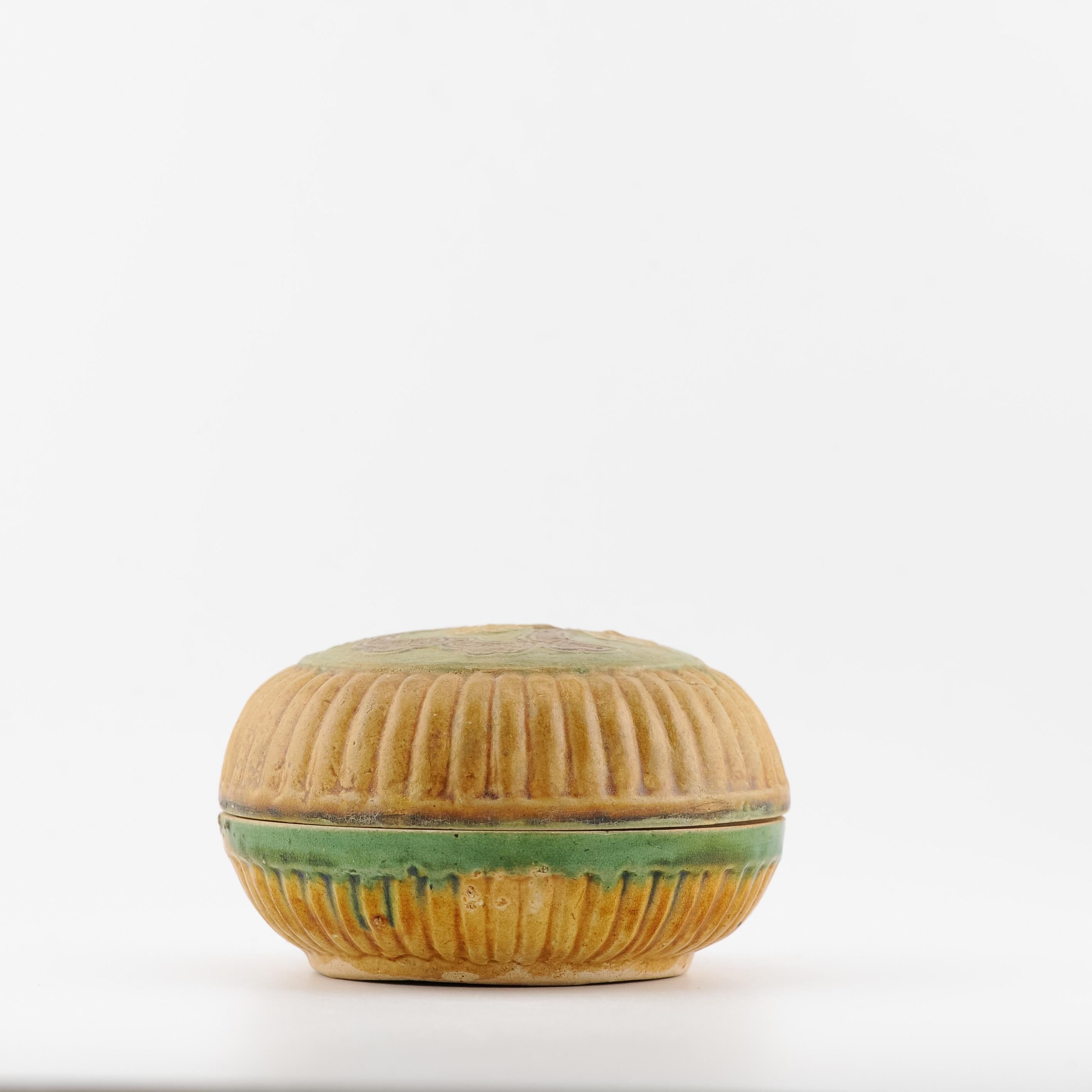 Antique Chinese 16C Sancai Biscuit Green and Yellow Ghendi porcelain/earthenware For Sale 4