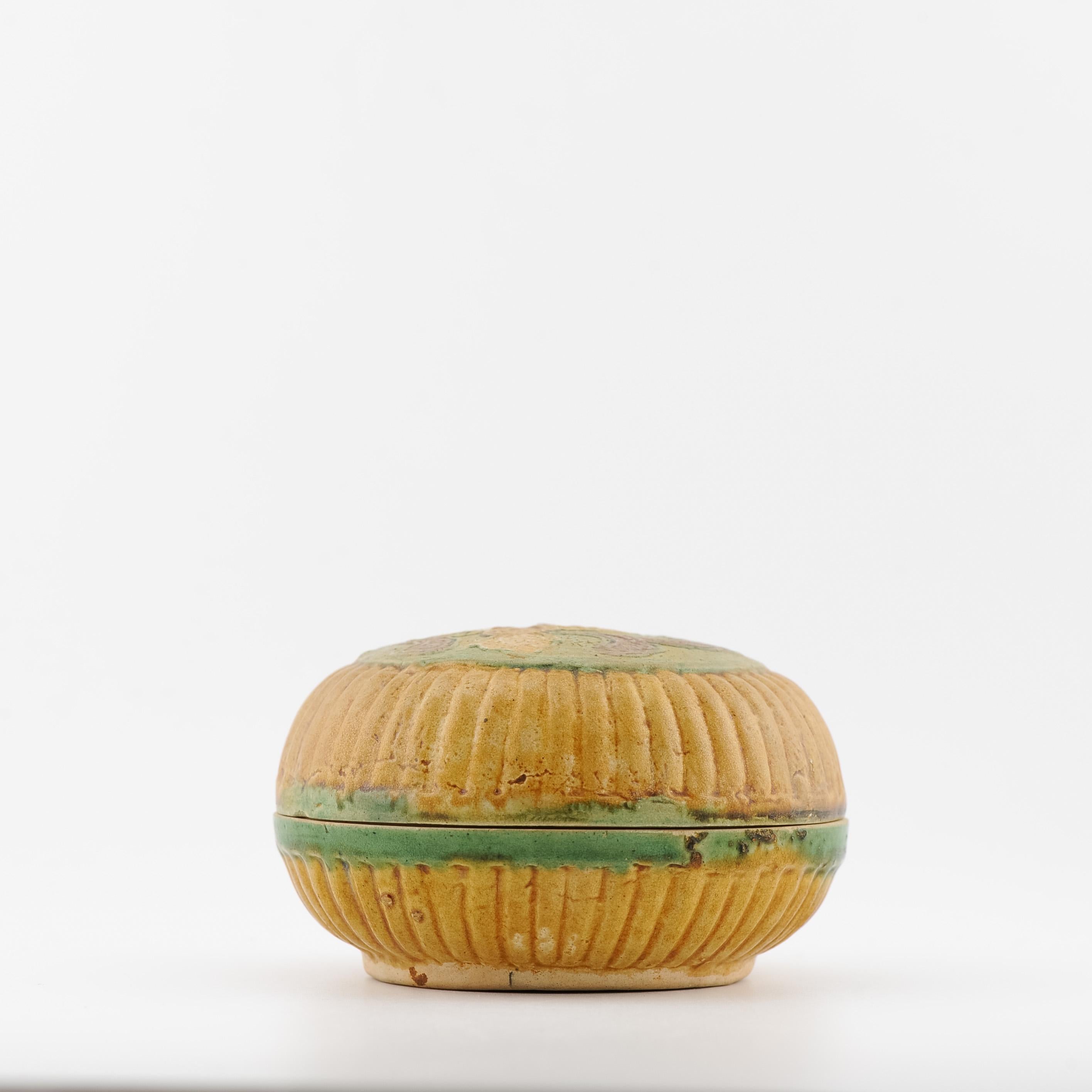Antique Chinese 16C Sancai Biscuit Green and Yellow Ghendi porcelain/earthenware For Sale 5