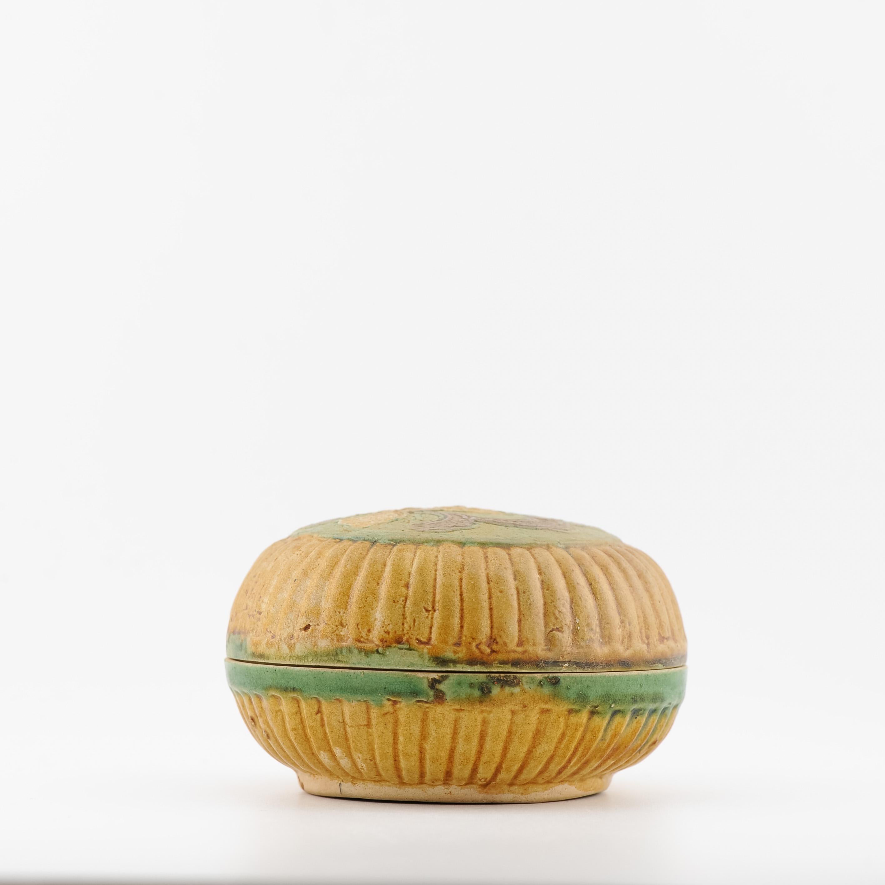 Antique Chinese 16C Sancai Biscuit Green and Yellow Ghendi porcelain/earthenware For Sale 7