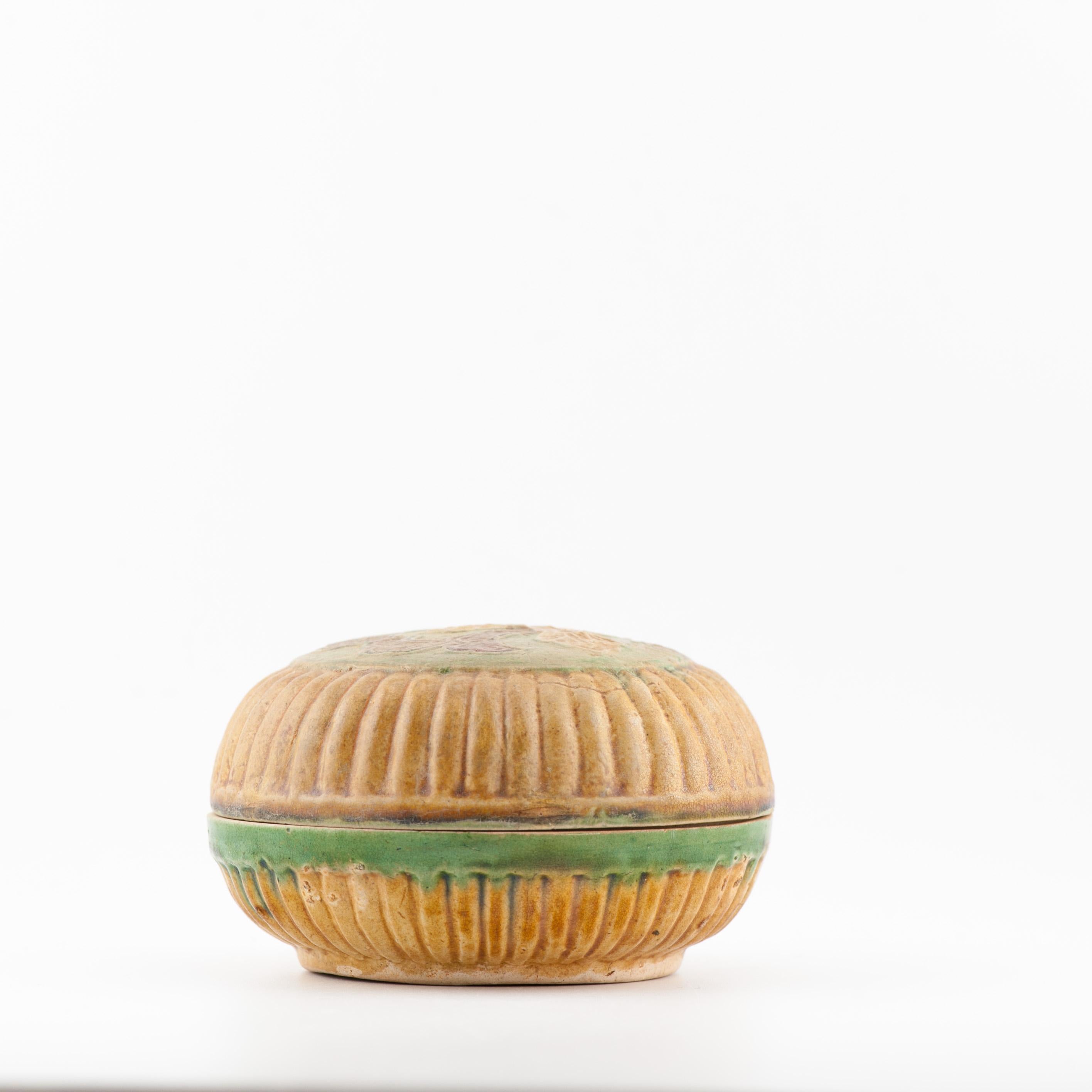 Antique Chinese 16C Sancai Biscuit Green and Yellow Ghendi porcelain/earthenware In Good Condition For Sale In Amsterdam, Noord Holland