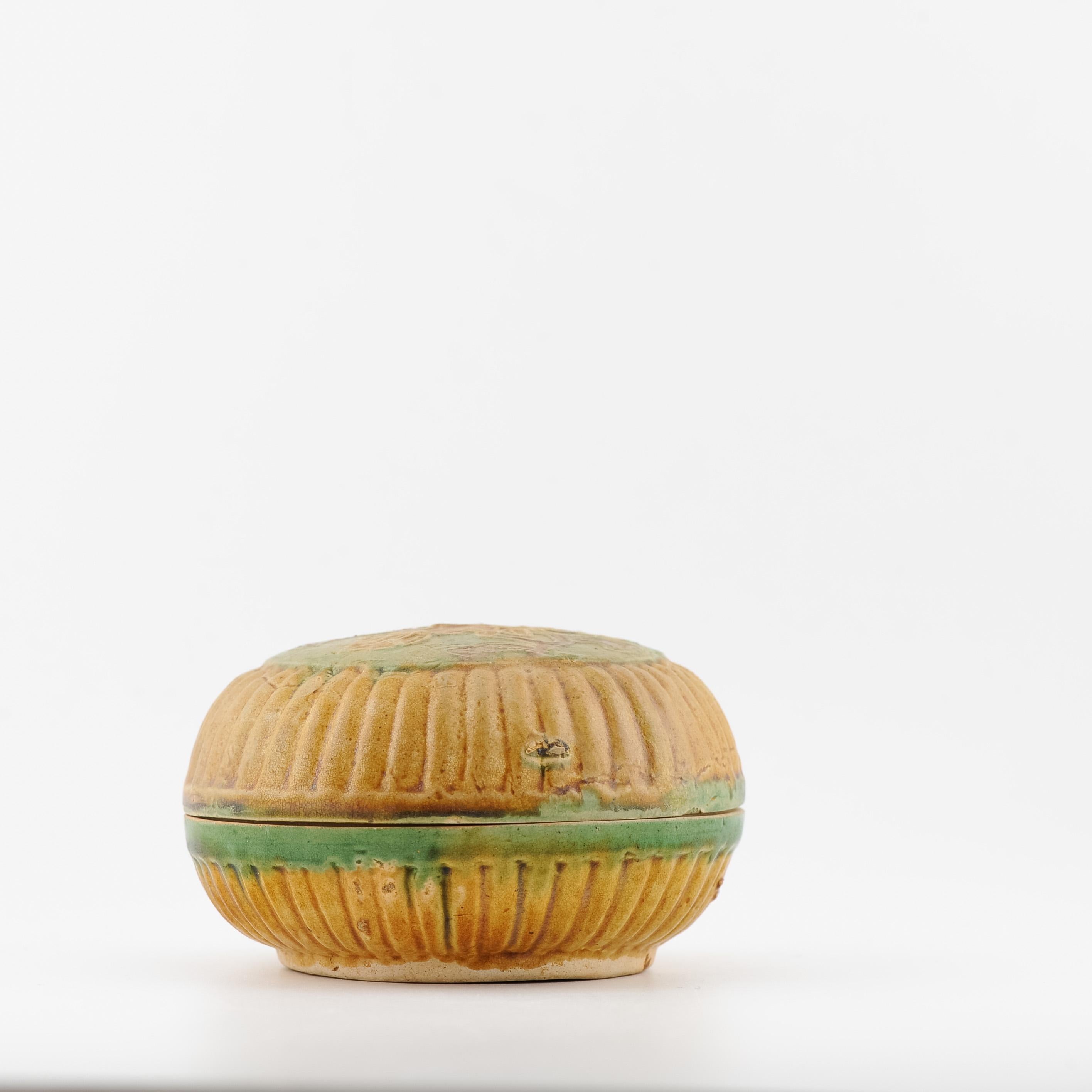 Porcelain Antique Chinese 16C Sancai Biscuit Green and Yellow Ghendi porcelain/earthenware For Sale
