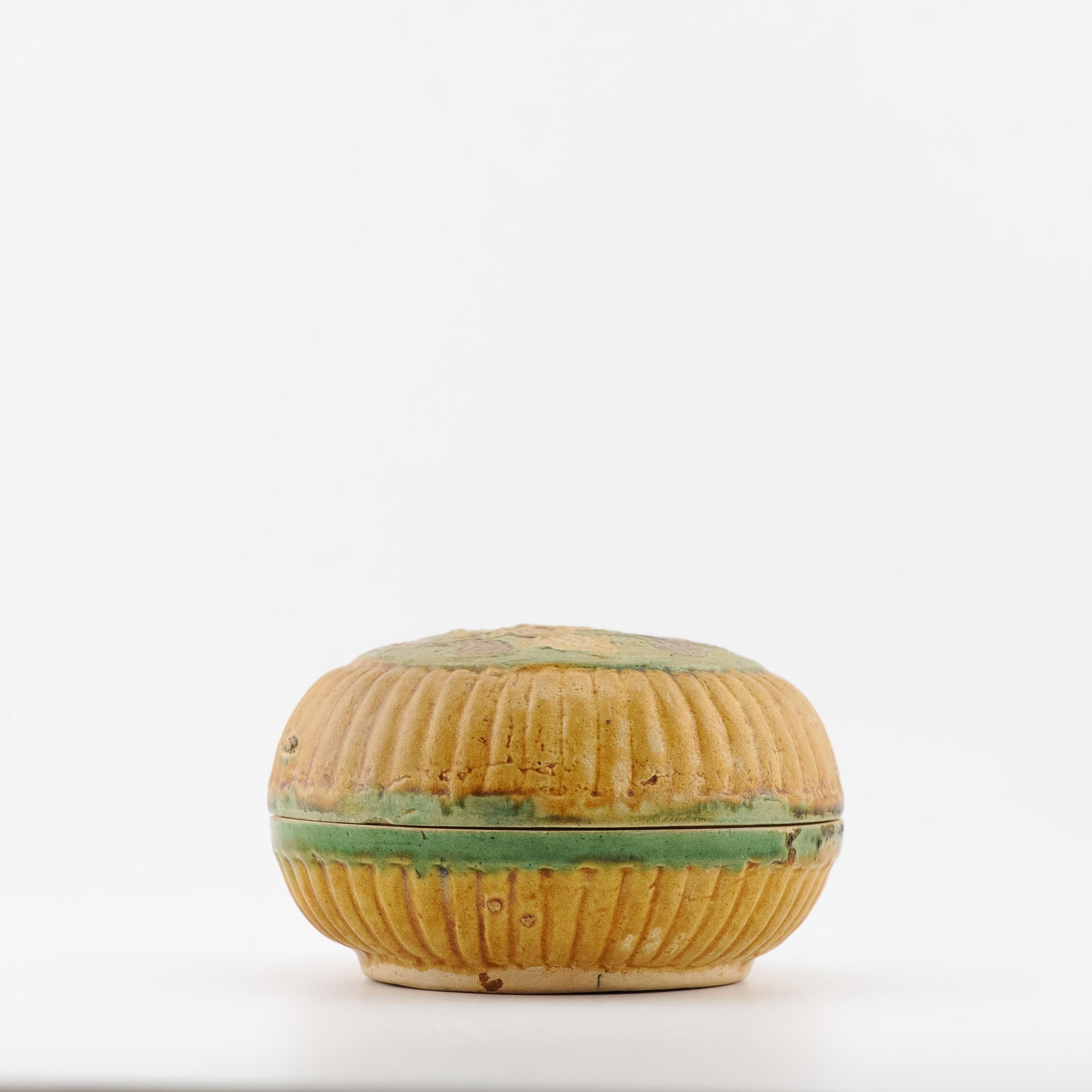 Antique Chinese 16C Sancai Biscuit Green and Yellow Ghendi porcelain/earthenware For Sale 1