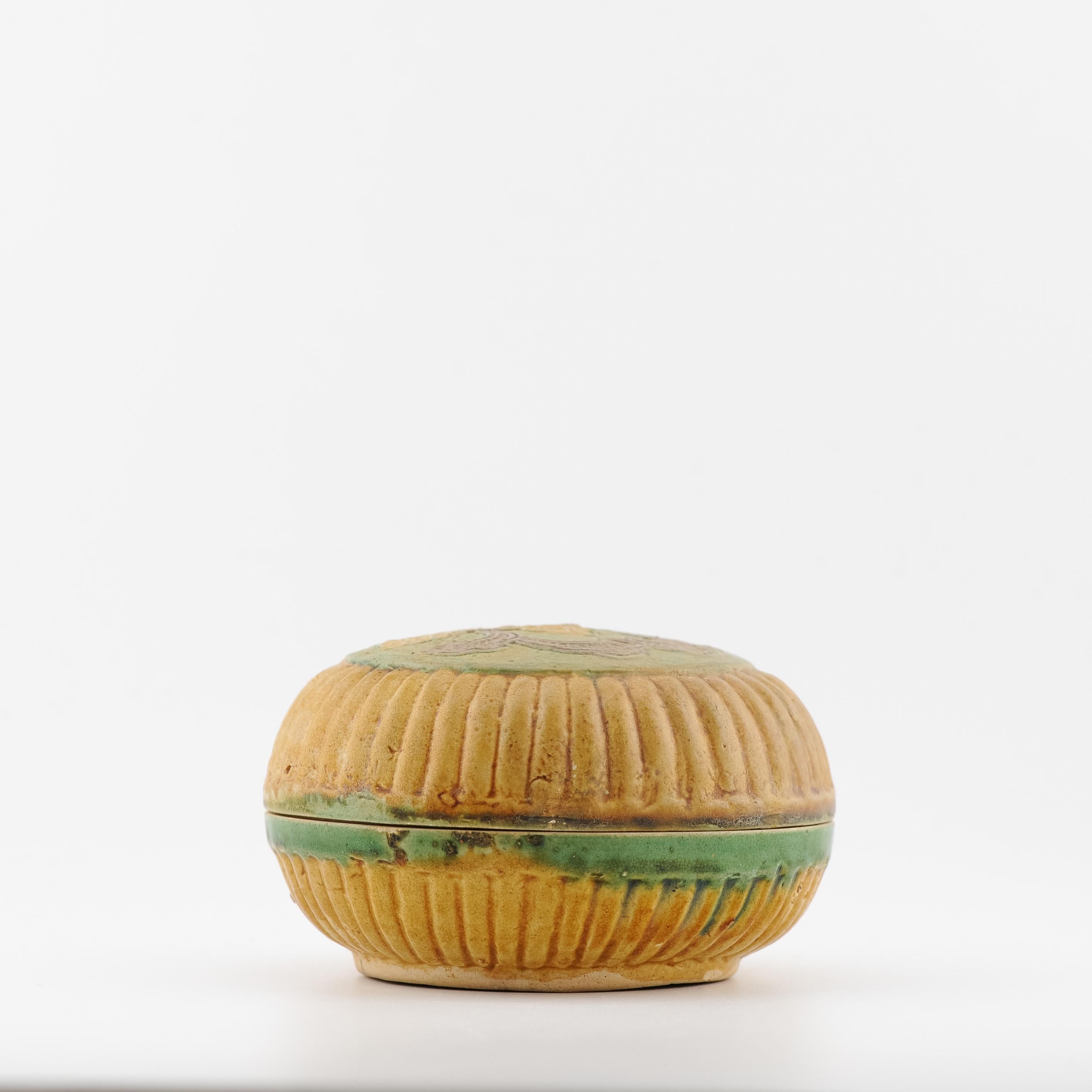 Antique Chinese 16C Sancai Biscuit Green and Yellow Ghendi porcelain/earthenware For Sale 3