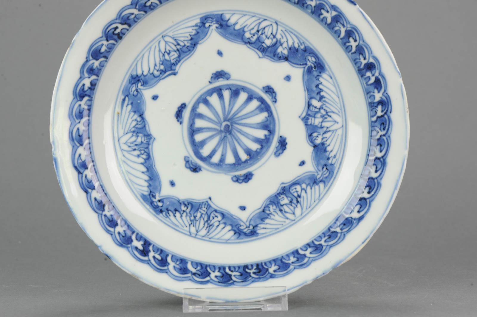 Antique 16th Century Porcelain Ming Jiajing Wanli Transitional Buddhist Plate In Good Condition In Amsterdam, Noord Holland